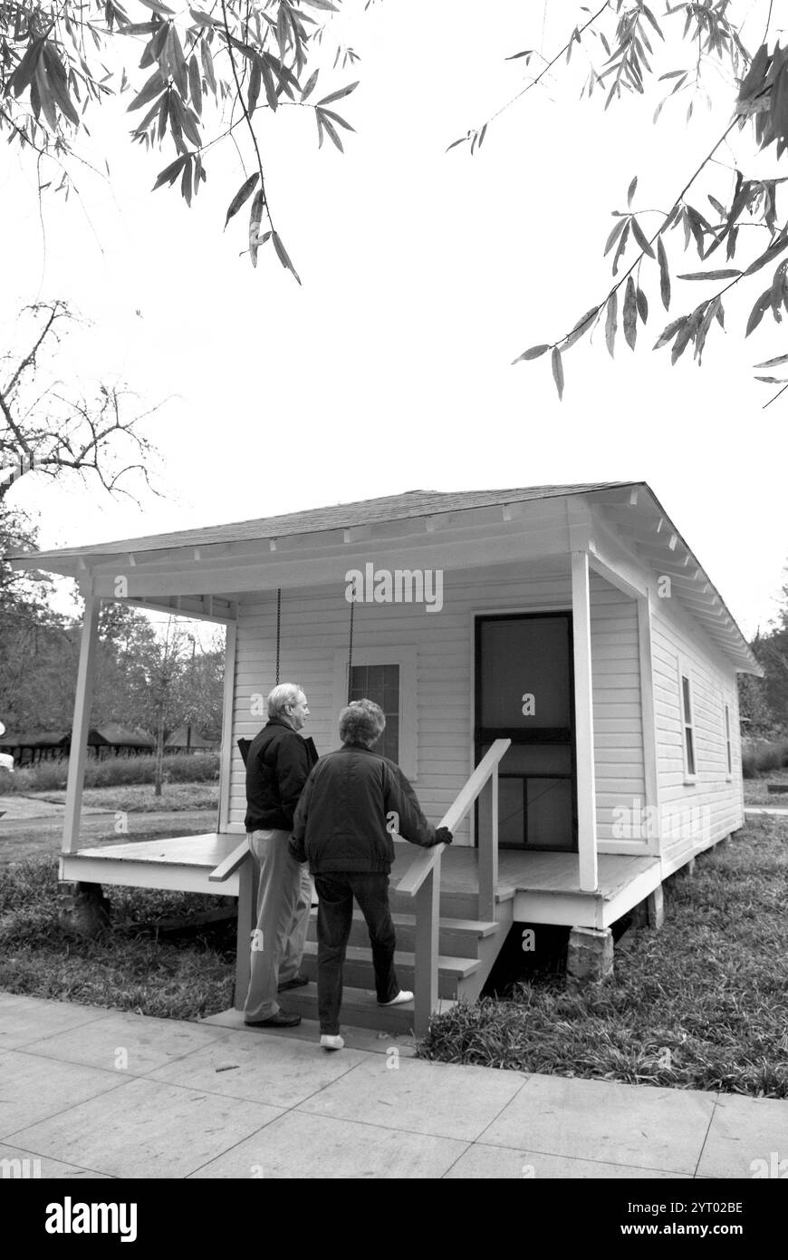 Ein älteres kaukasisches Paar steigt die Stufen zu Elvis Presleys Kindheitsheim im Elvis Presley Birthplace Museum and Chapel in Tupelo, Mississippi. Stockfoto