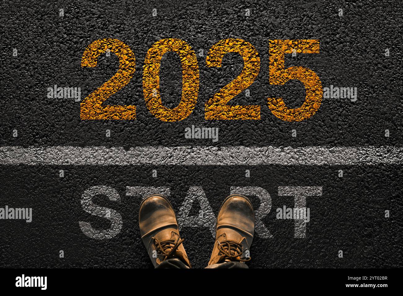 Man läuft auf Asphalt und überquert die Strecke um 2025. Neujahr 2025, kreativ. Herrenbeine mit Lederschuhen gehen auf 2025. Anfang und Anfang 2025, CON Stockfoto