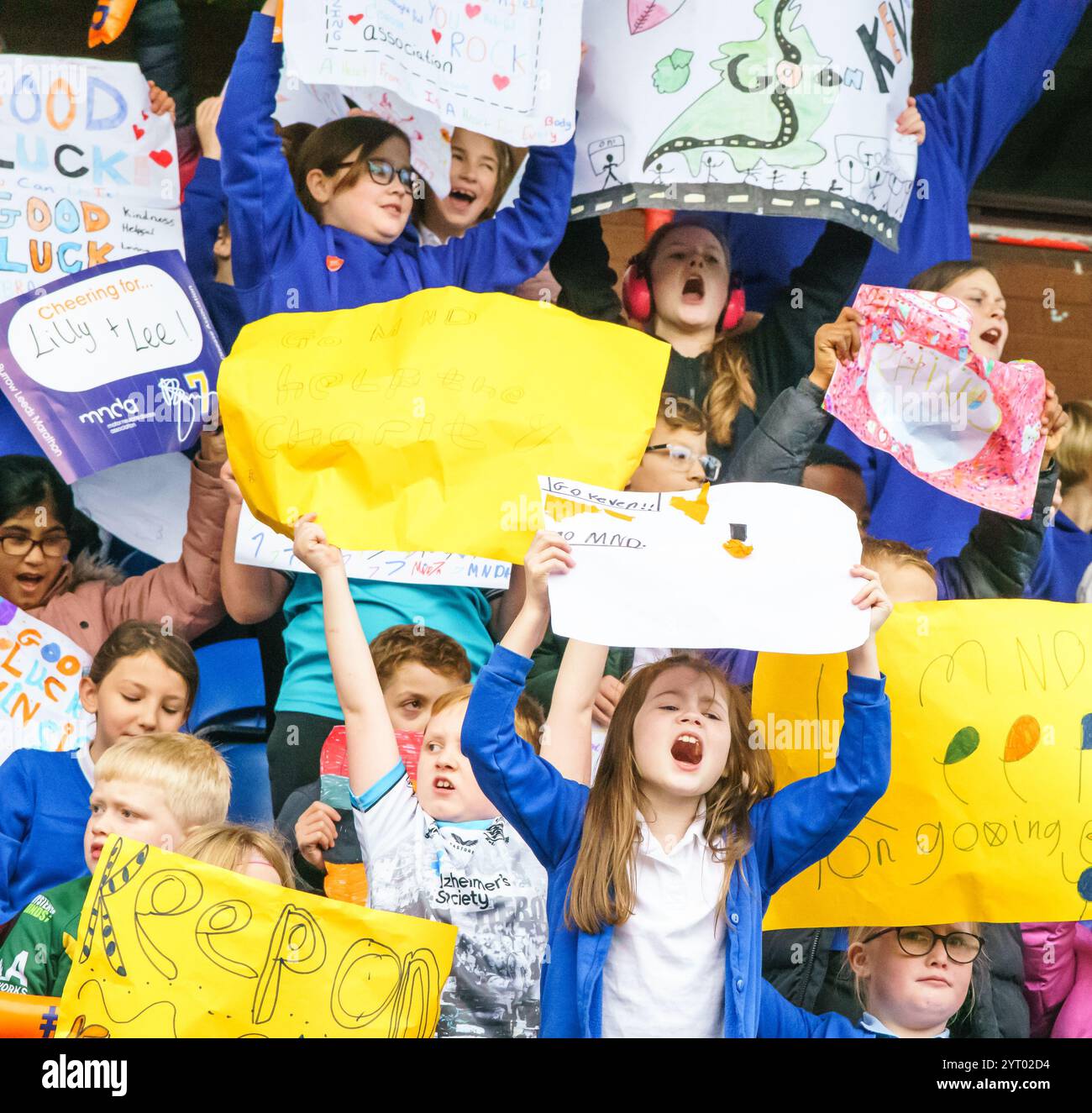 Donnerstag, 5. Dezember 2024 Hull, East Yorkshire, Vereinigtes Königreich. Kevin Sinfield setzt seine einwöchige Fundraising-Challenge für die MND-Wohltätigkeitsorganisation fort, beginnt um 30 Uhr von der Beverley Racecourse und endet im Costello Athletics Stadion, Hull, um 14.30 Uhr. Jeder Tag ist in 7km Blöcke unterteilt, die Nummer 7 in Anerkennung seines Freundes und ehemaligen Teamkollegen Rob Burrow, der es während seiner glitzernden Karriere bei Leeds Rhinos trug. Das Team ist bestrebt, alle 7 km innerhalb einer Stunde zu absolvieren. Bridget Catterall/AlamyLiveNews Stockfoto