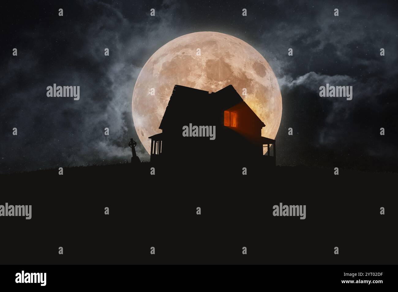 Altes, gruseliges Haus mit Lichtern aus Fenstern auf einem Hügel mit einem Friedhof mit einem blutigen Mond mit Wolken. Happy Halloween, Kreative Idee. Gruselige Wallpape Stockfoto