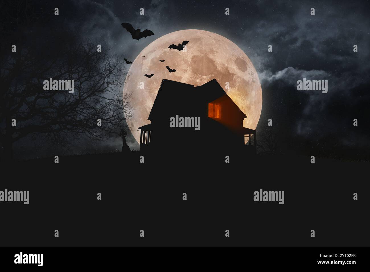 Altes Gruselhaus mit Lichtern aus Fenstern mit Fledermäusen auf einem Hügel mit einem Friedhof mit einem Vollmond mit Wolken. Happy Halloween, Kreative Idee. Narbe Stockfoto