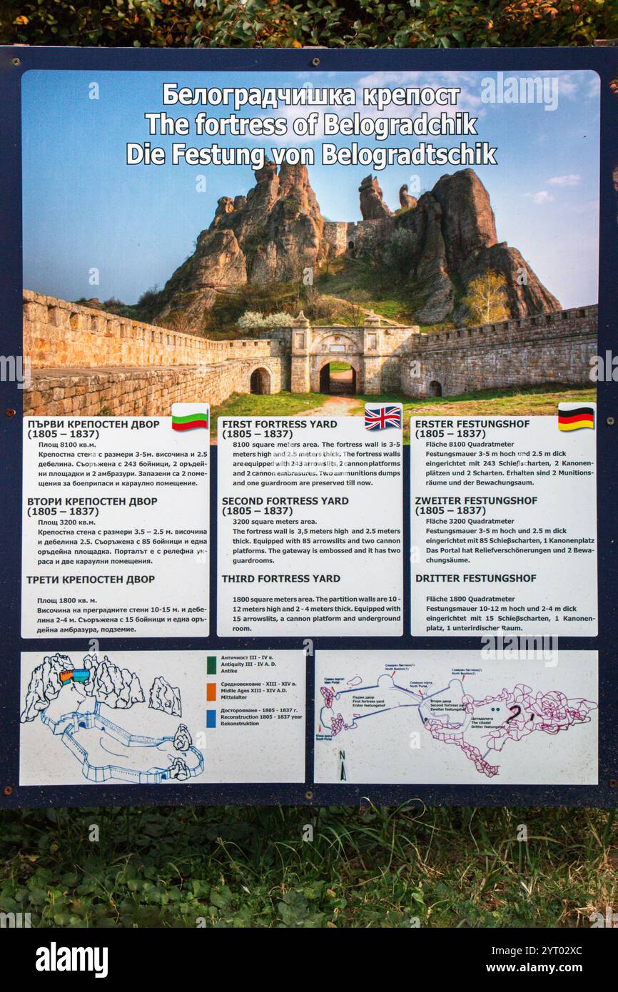 Informatives Schild der Belogradchik-Festung in Bulgarien, das die historischen Werften und Verteidigungsbauten in Bulgarisch, Englisch und Germa beschreibt Stockfoto