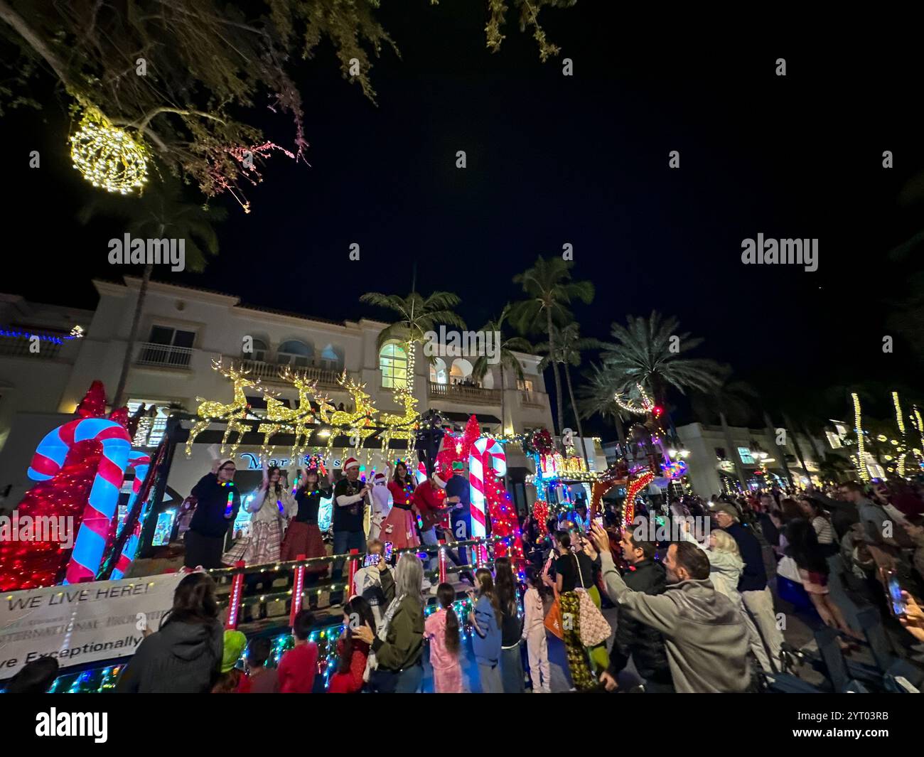 Neapel, Usa. Dezember 2024. Die Weihnachtsparade der Stadt Neapel 2024 fand am Dienstag, 3. Dezember 2024, an der Fifth Avenue in Naples, Florida, statt. Quelle: Jennifer Graylock/Alamy Live News Stockfoto