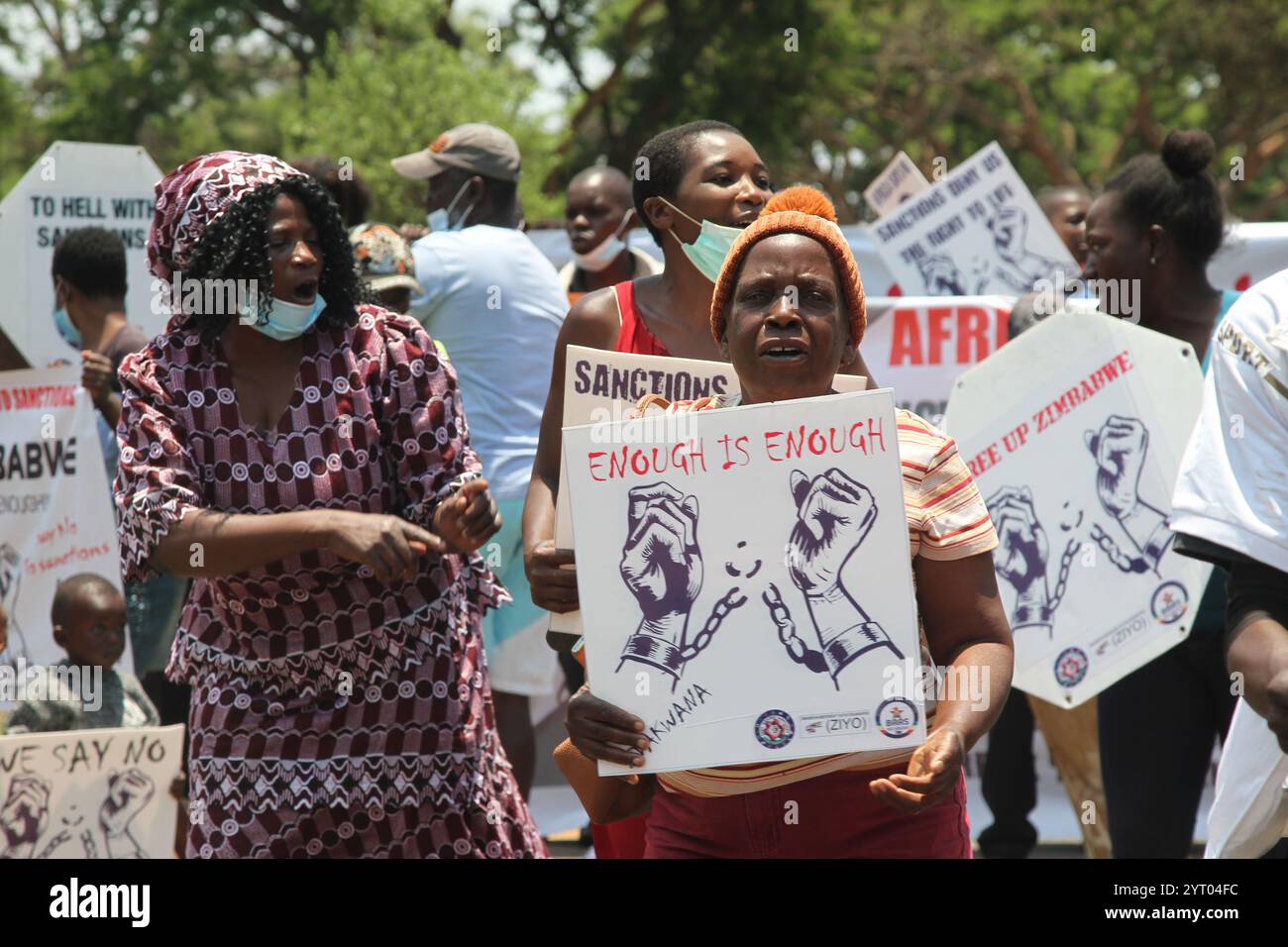 Luanda, Simbabwe. Oktober 2021. Demonstranten nehmen am 25. Oktober 2021 an einer Demonstration in der Nähe der US-Botschaft in Harare, Simbabwe, Teil. Quelle: Tafara Mugwara/Xinhua/Alamy Live News Stockfoto