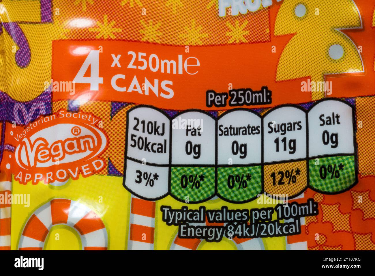 Nährwertangaben Ampelsystem Kennzeichnung auf der Packung mit J2O Fruit Blend Softdrink - farbcodiert - Vegetarian Society Approved Vegan Stockfoto