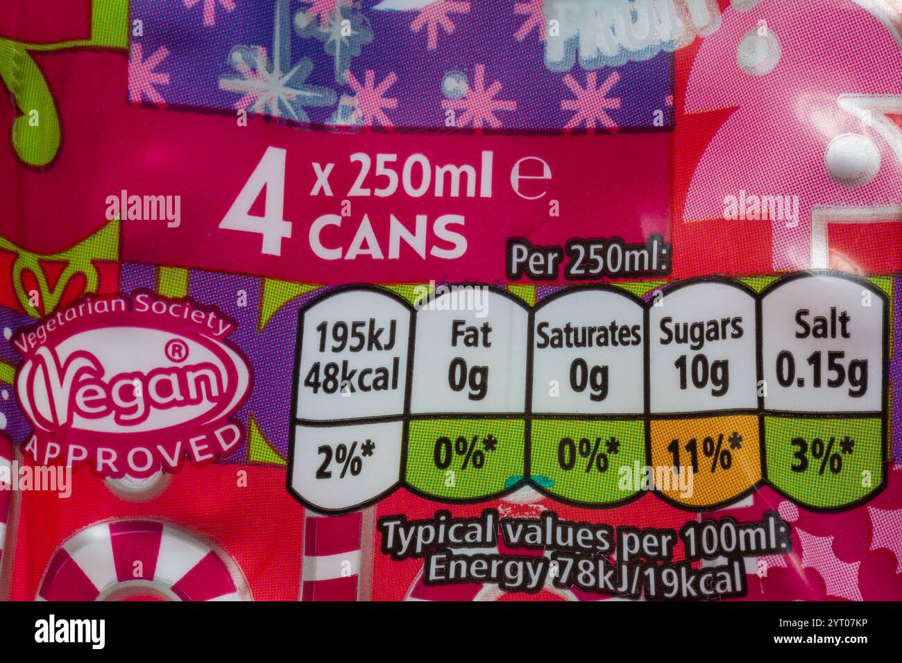 Nährwertangaben Ampelsystem Kennzeichnung auf der Packung mit J2O Fruit Blend Softdrink - farbcodiert - Vegetarian Society Approved Vegan Stockfoto