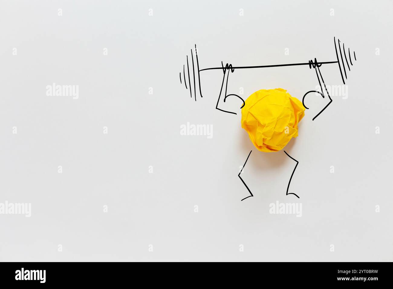 Stark zerknitterte gelbe Papierpressen Gewicht, Konzept. Starke kreative Idee. Unternehmen und Start-up. Brainstorming Stockfoto