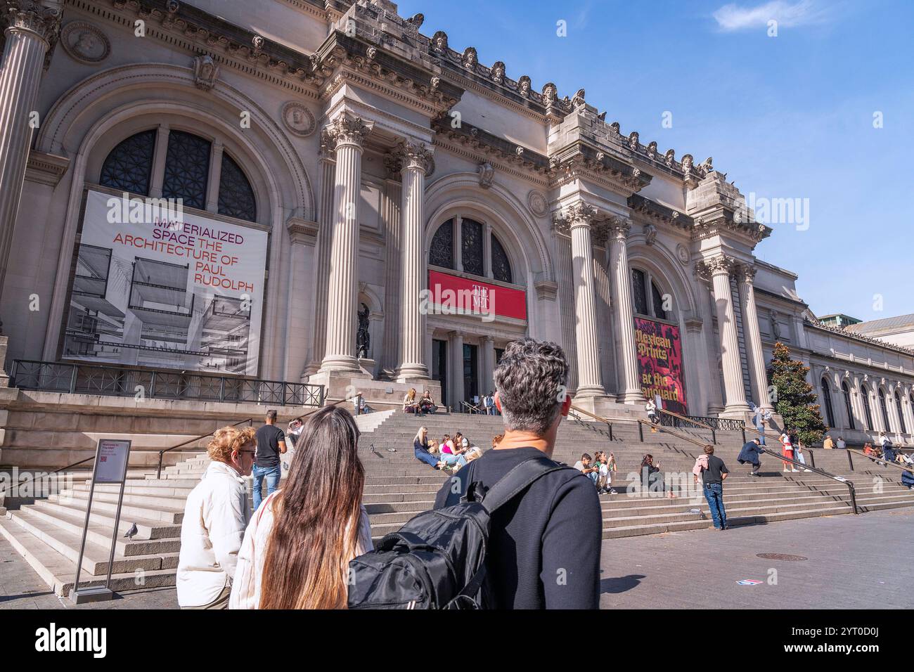 New York, New York, USA – 30. Oktober 2024: Außenansicht des Metropolitan Museum of Art an der Fifth Avenue in Manhattan in New York, New York, USA. Auch KN Stockfoto