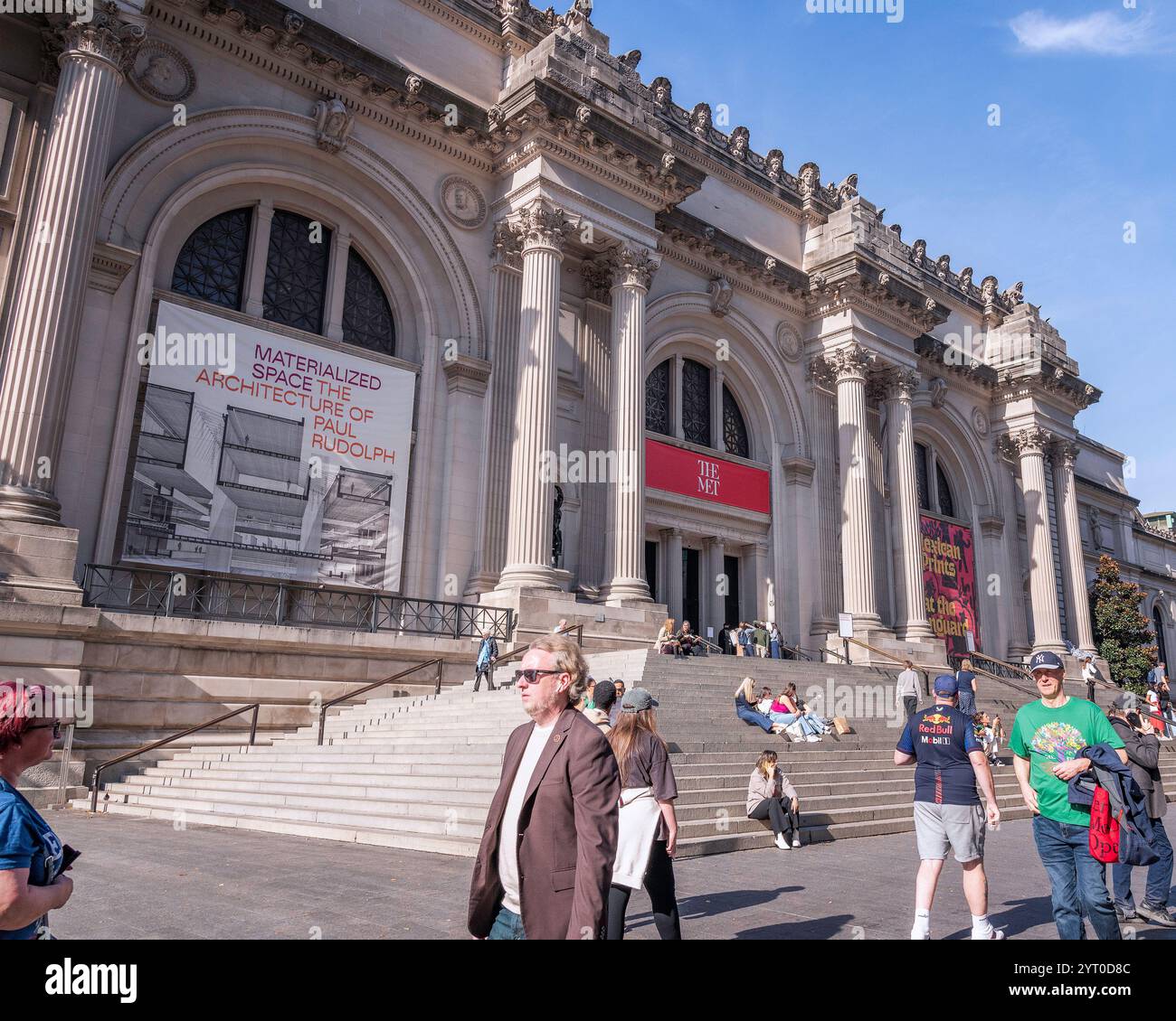 New York, New York, USA – 30. Oktober 2024: Außenansicht des Metropolitan Museum of Art an der Fifth Avenue in Manhattan in New York, New York, USA. Auch KN Stockfoto
