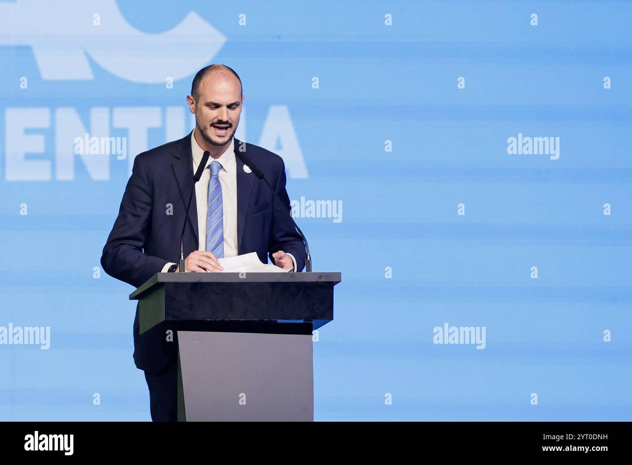 Buenos Aires, Argentinien. Dezember 2024. Buenos Aires, Argentinien - 4. Dezember 2024: Die Konservative politische Aktionskonferenz (CPAC) feierte ihr Debüt in Argentinien, in der prominente konservative Persönlichkeiten wie Lara Trump, Eduardo Bolsonaro und Präsident Javier Milei die Schlussrede hielten. Die Konferenz hob gemeinsame libertäre und konservative Werte hervor und betonte wirtschaftliche Freiheit und individuelle Rechte, da Argentinien die Veranstaltung zum ersten Mal ausrichtet. (Foto: UNAR AGENCY/SIPA USA) Credit: SIPA USA/Alamy Live News Stockfoto