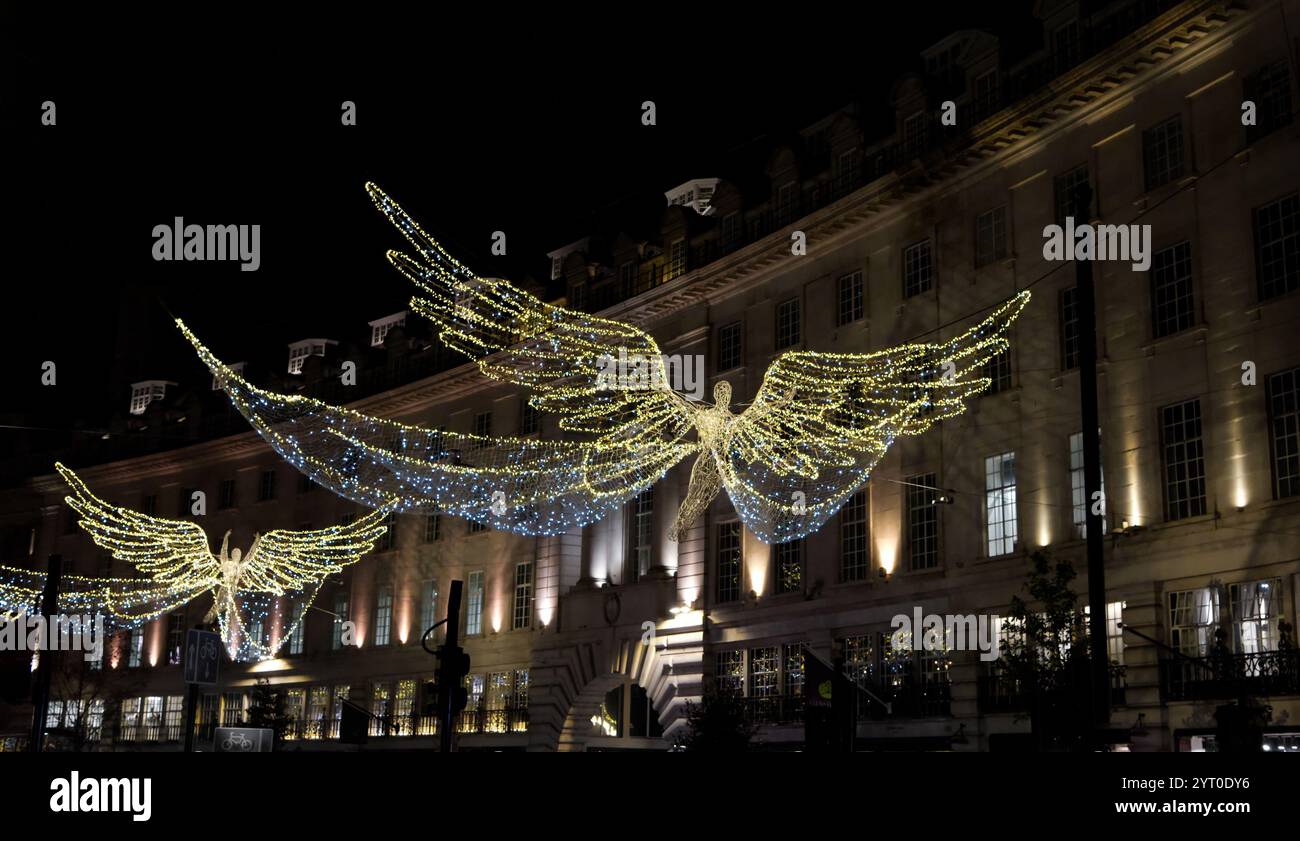 Weihnachtslichtengel auf der Regent Street in London. Nachts aufgenommen, mit Lichtern. Die meisten Farben wurden entfernt, um die Engel hervorzuheben Stockfoto