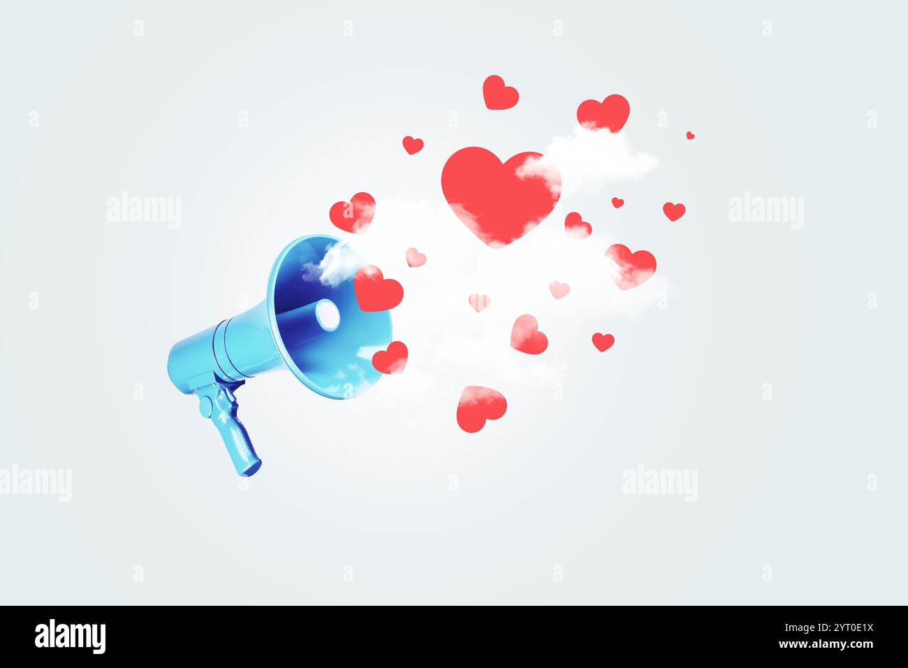 Kreativer blauer Lautsprecher mit Herzen in den Wolken, Konzept. Marketing und Likes, kreative Idee. Werbung und Vertrieb. Stockfoto