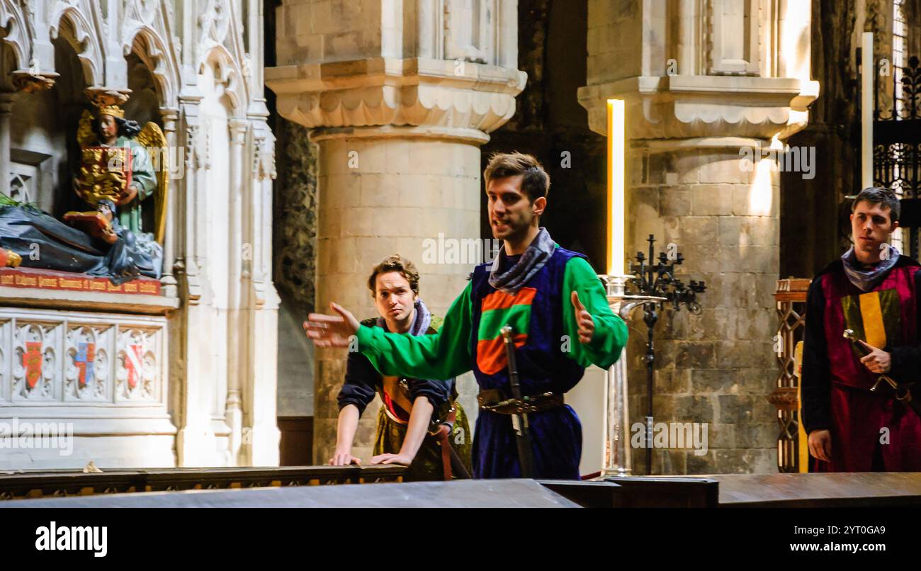 LONDON, ENGLAND, Großbritannien - 6. MAI 2014: Nicht identifizierte junge Schauspieler Proben (getragen in Kostümen mittelalterlicher Ritter) in der Church of St Bartholomew the Great. T Stockfoto