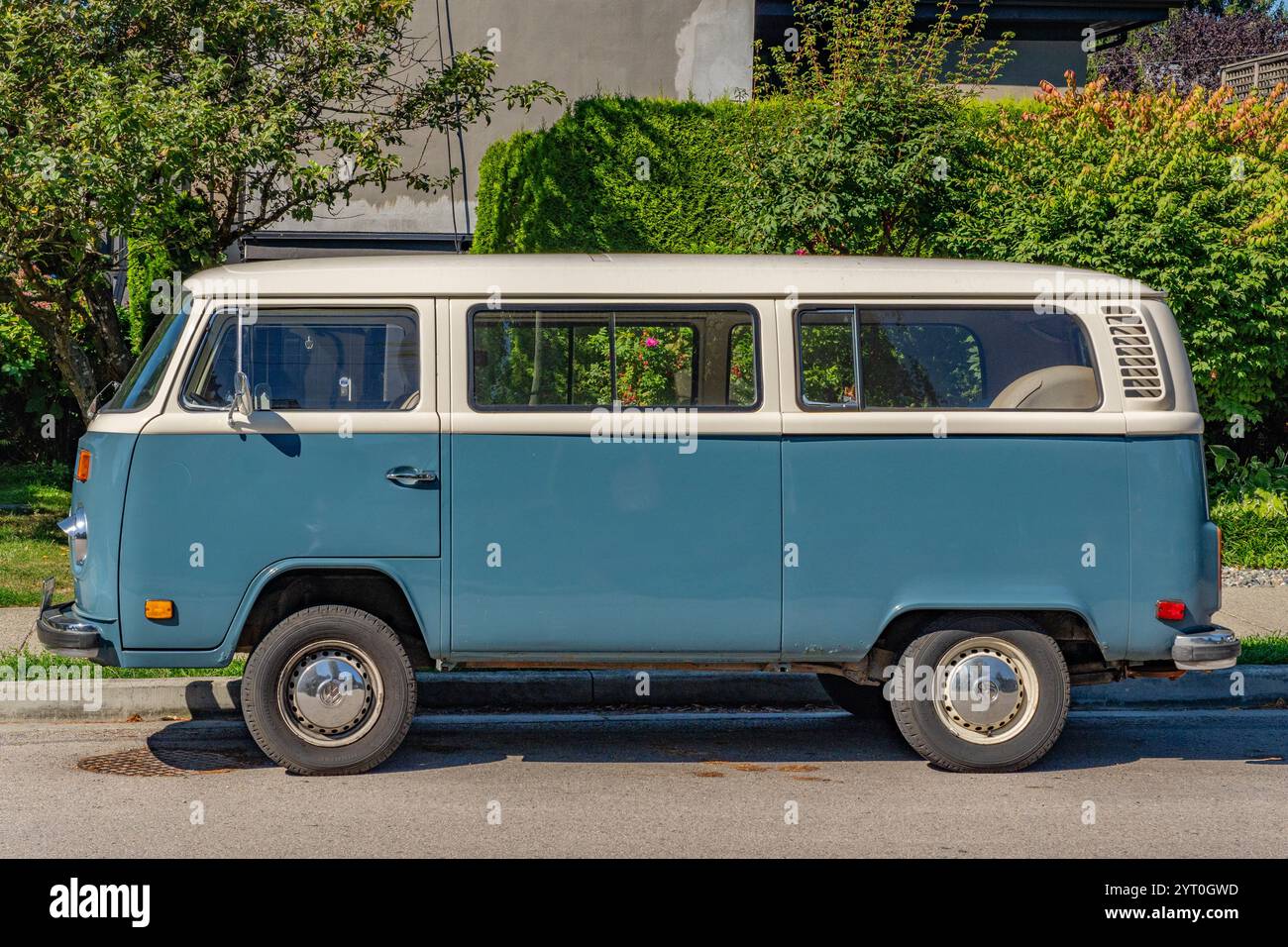 Vancouver, BC, Kanada-5. September 2024: Hellgelber VW-Kombi-Wohnwagen parkt auf der Straße. Stockfoto