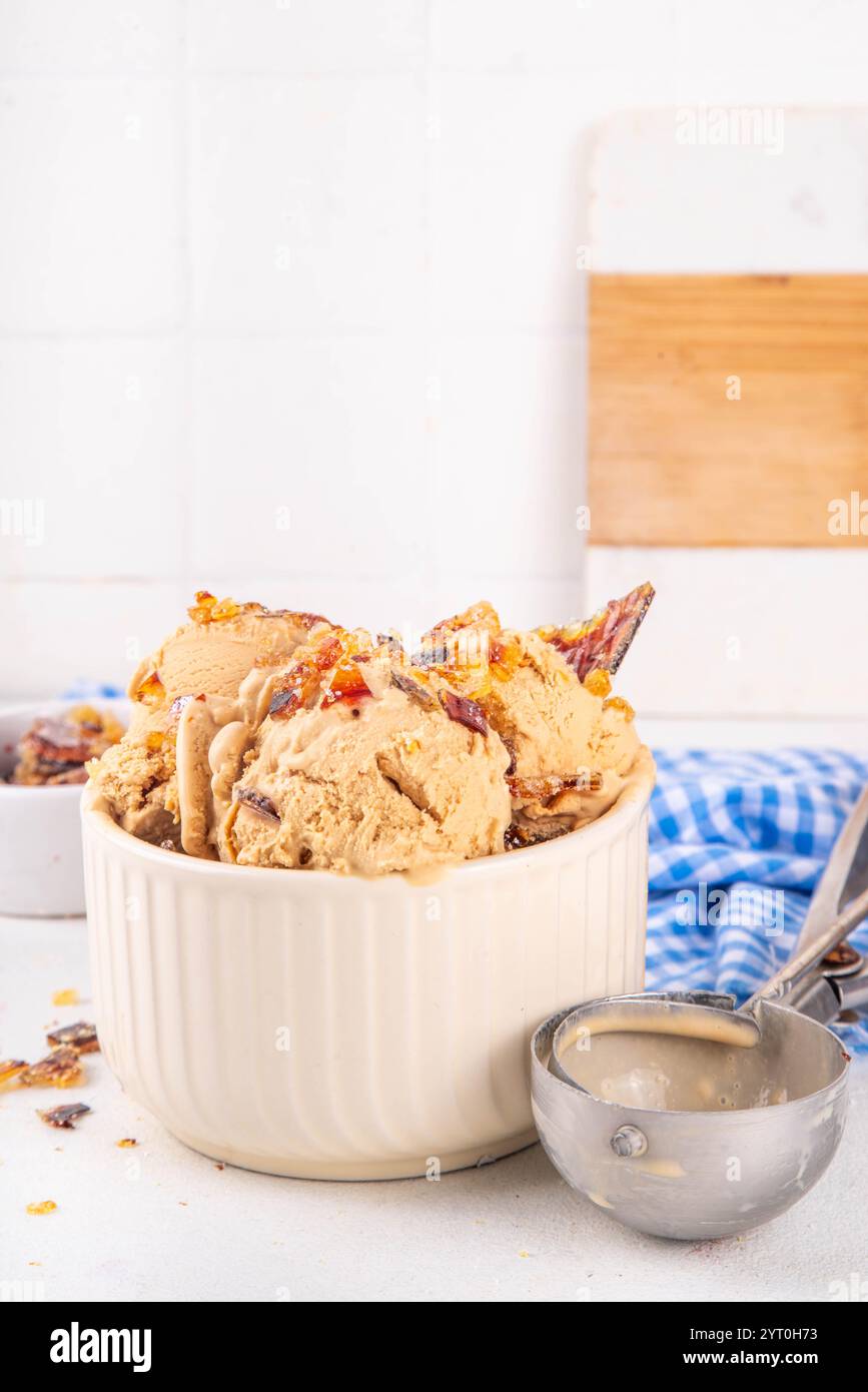 Creme Brulee Eis mit karamelisiertem Zucker, süßem cremigem Eis mit ...