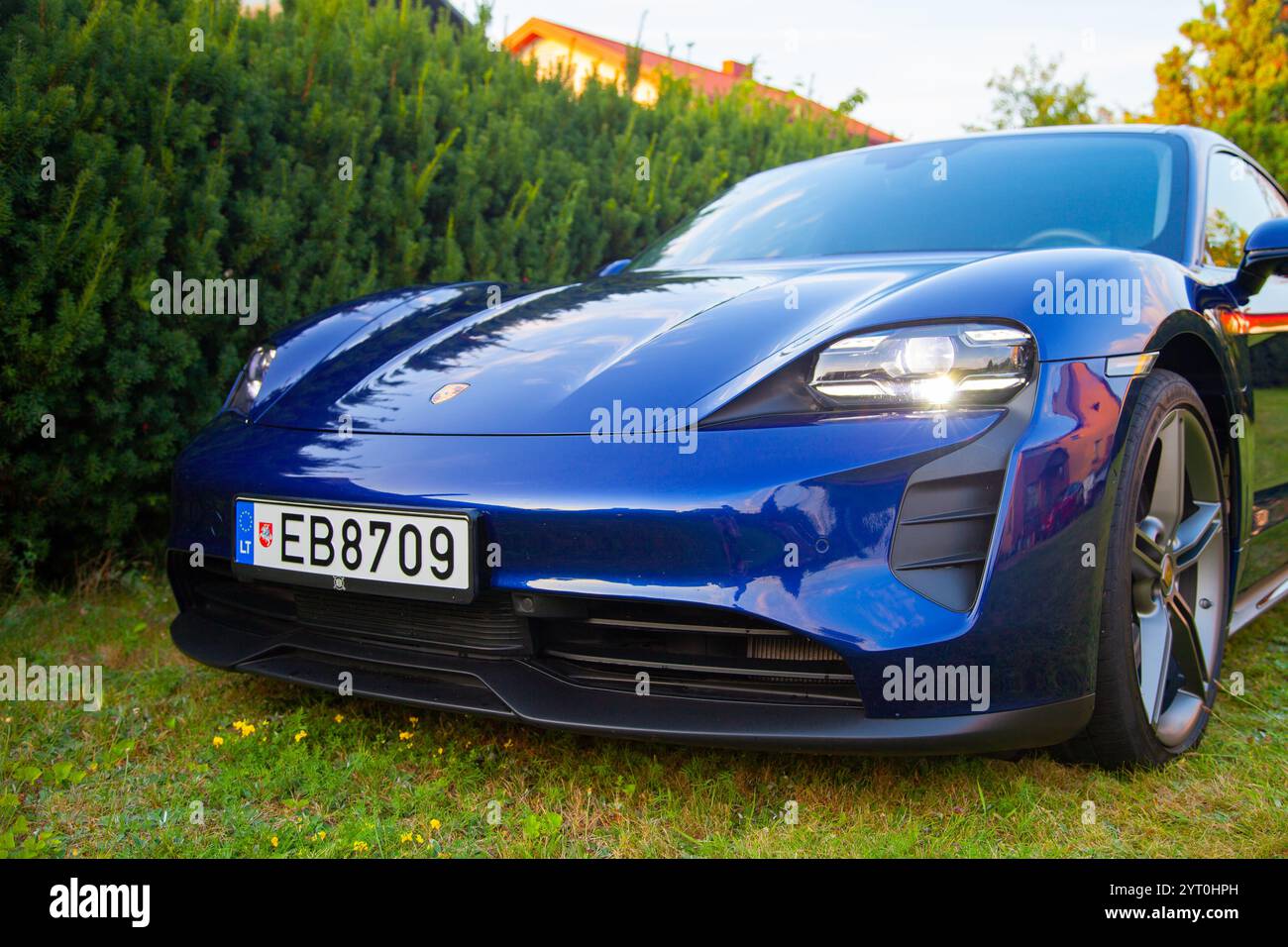 Vilnius, Litauen - 18. August 2024 - erstaunlich blauer Porsche Taycan im Park Stockfoto