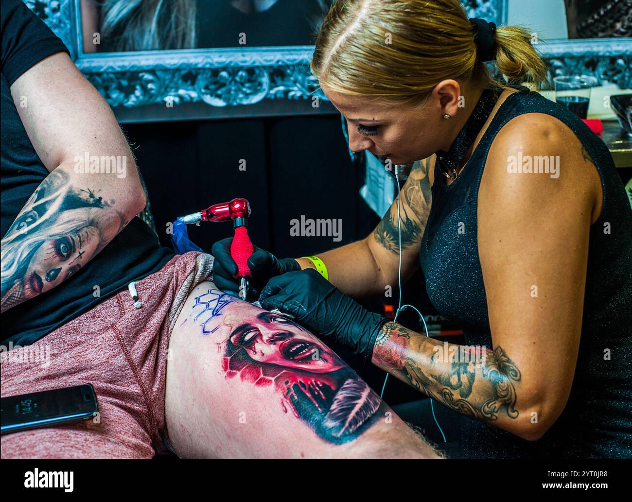 HINWEIS AN SCHREIBTISCHE: Tattoo Trojans Doncaster Tattoo Convention Doncaster, England, ca. 2018 Bilder bleiben urheberrechtlich geschützt. Foto zum Lesen: Rob Leyla Stockfoto