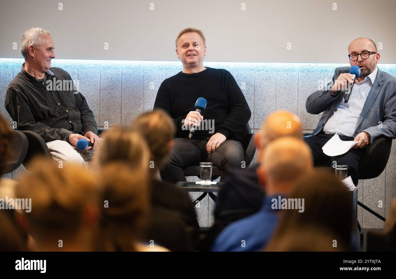 Prag, Tschechische Republik. Dezember 2024. Debatte für die Fachpublikumsdiskussion "die Transformation des Agency Photojournalismus in einer ganztägigen Veranstaltung zum 100. Jahrestag des Auftritts des CTK-Fotodienstes im PressCentrum CTK, Opletalova Street, in Prag, Tschechische Republik, 5. Dezember, 2024. auf dem Foto von links: CTK-Fotografen Michal Kamaryt und Roman Vondrous und tschechischer Pressefotograf Dan Materna. Quelle: Michaela Rihova/CTK Photo/Alamy Live News Stockfoto