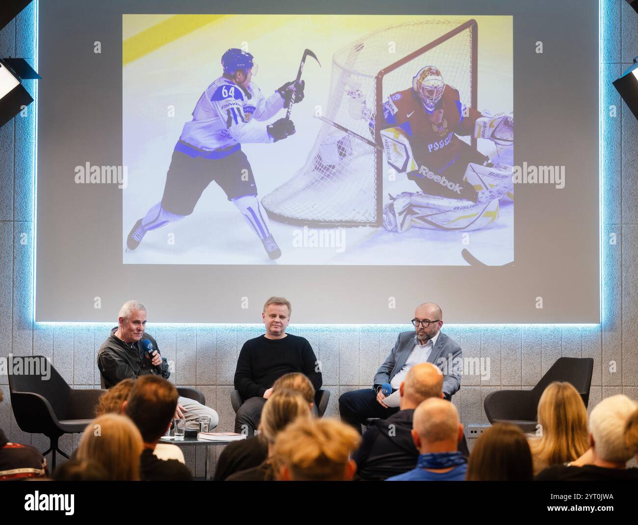 Prag, Tschechische Republik. Dezember 2024. Debatte für die Fachpublikumsdiskussion "die Transformation des Agency Photojournalismus in einer ganztägigen Veranstaltung zum 100. Jahrestag des Auftritts des CTK-Fotodienstes im PressCentrum CTK, Opletalova Street, in Prag, Tschechische Republik, 5. Dezember, 2024. auf dem Foto von links: CTK-Fotografen Michal Kamaryt und Roman Vondrous und tschechischer Pressefotograf Dan Materna. Quelle: Michaela Rihova/CTK Photo/Alamy Live News Stockfoto