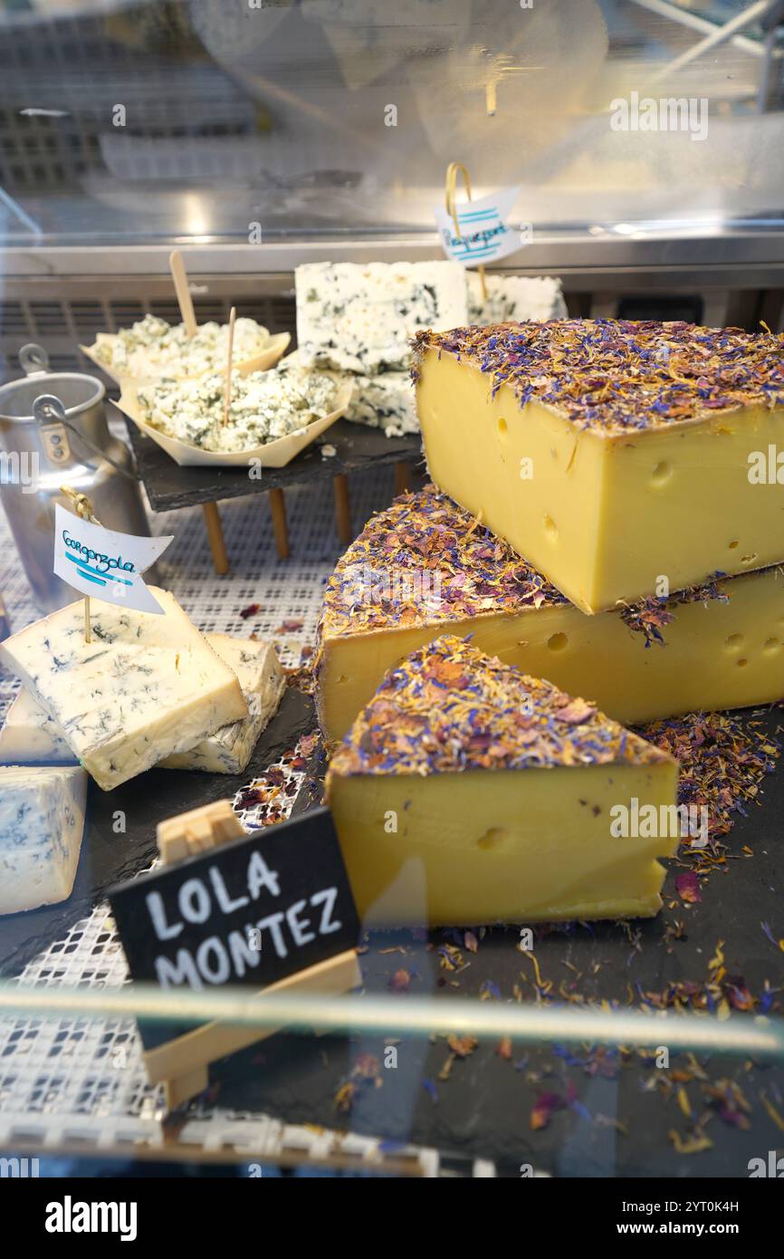 PORTO, PORTUGAL, 12.05.2023: Lola Montez Käse auf dem Bolhao Markt Stockfoto