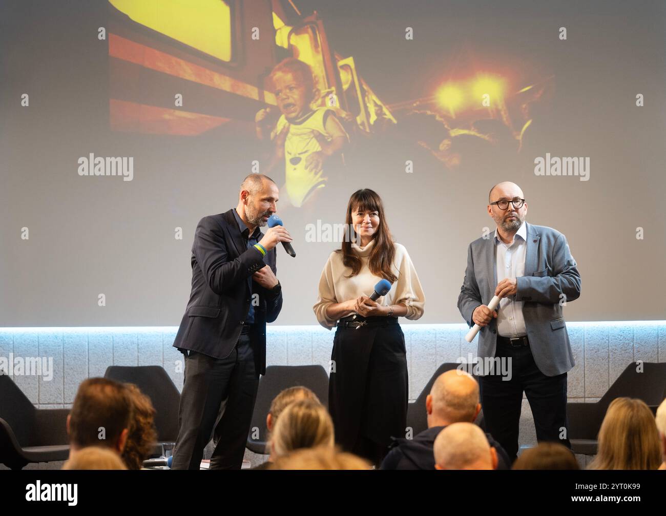 Prag, Tschechische Republik. Dezember 2024. Debatte für die Fachpublikumsdiskussion "die Transformation des Agency Photojournalismus in einer ganztägigen Veranstaltung zum 100. Jahrestag des Auftritts des CTK-Fotodienstes im PressCentrum CTK, Opletalova Street, in Prag, Tschechische Republik, 5. Dezember, 2024. auf dem Foto von links: Leiter der CTK Photobank Petr Mlch, tschechische Fotodirektorin Veronika Souralova und tschechischer Pressefotomanager Dan Materna. Quelle: Michaela Rihova/CTK Photo/Alamy Live News Stockfoto