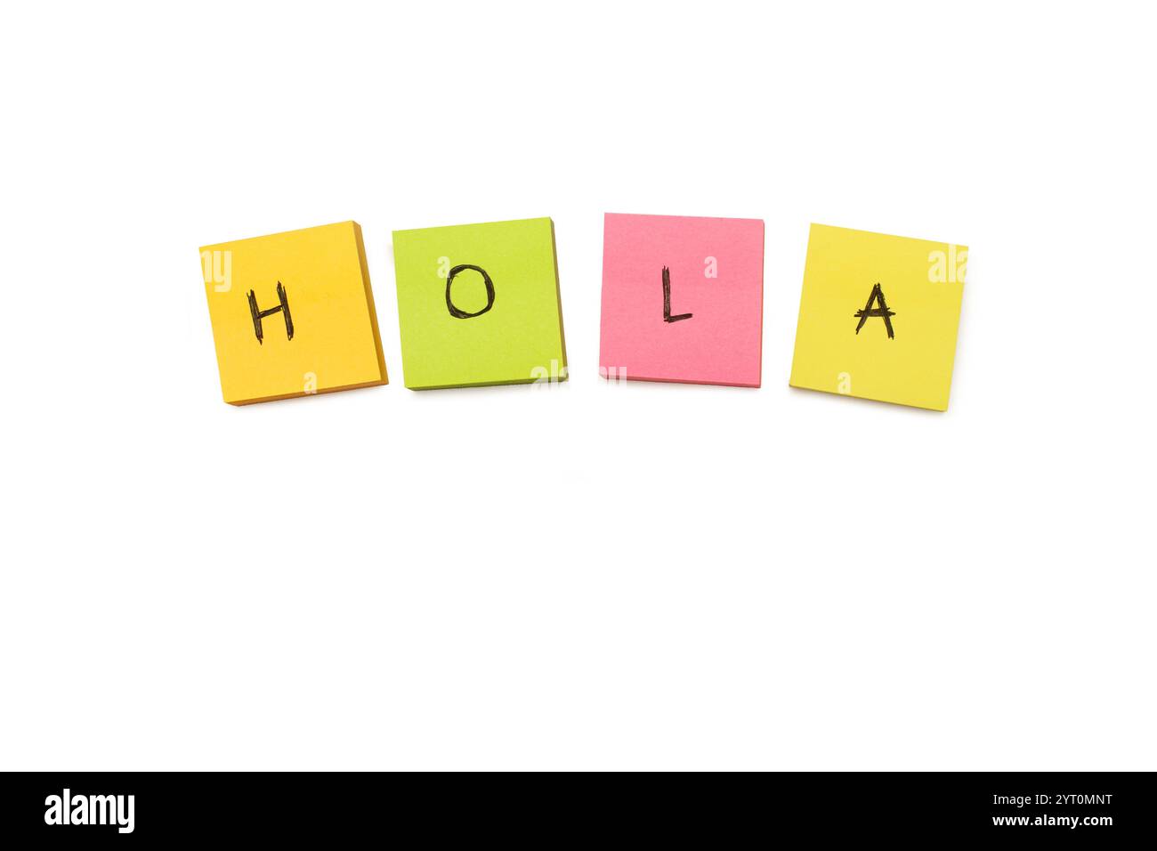 Hola einzelnes Wort handgeschrieben auf farbigen klebrigen Papierblöcken auf weißem Hintergrund mit Kopierraum (trad. hallo) Stockfoto