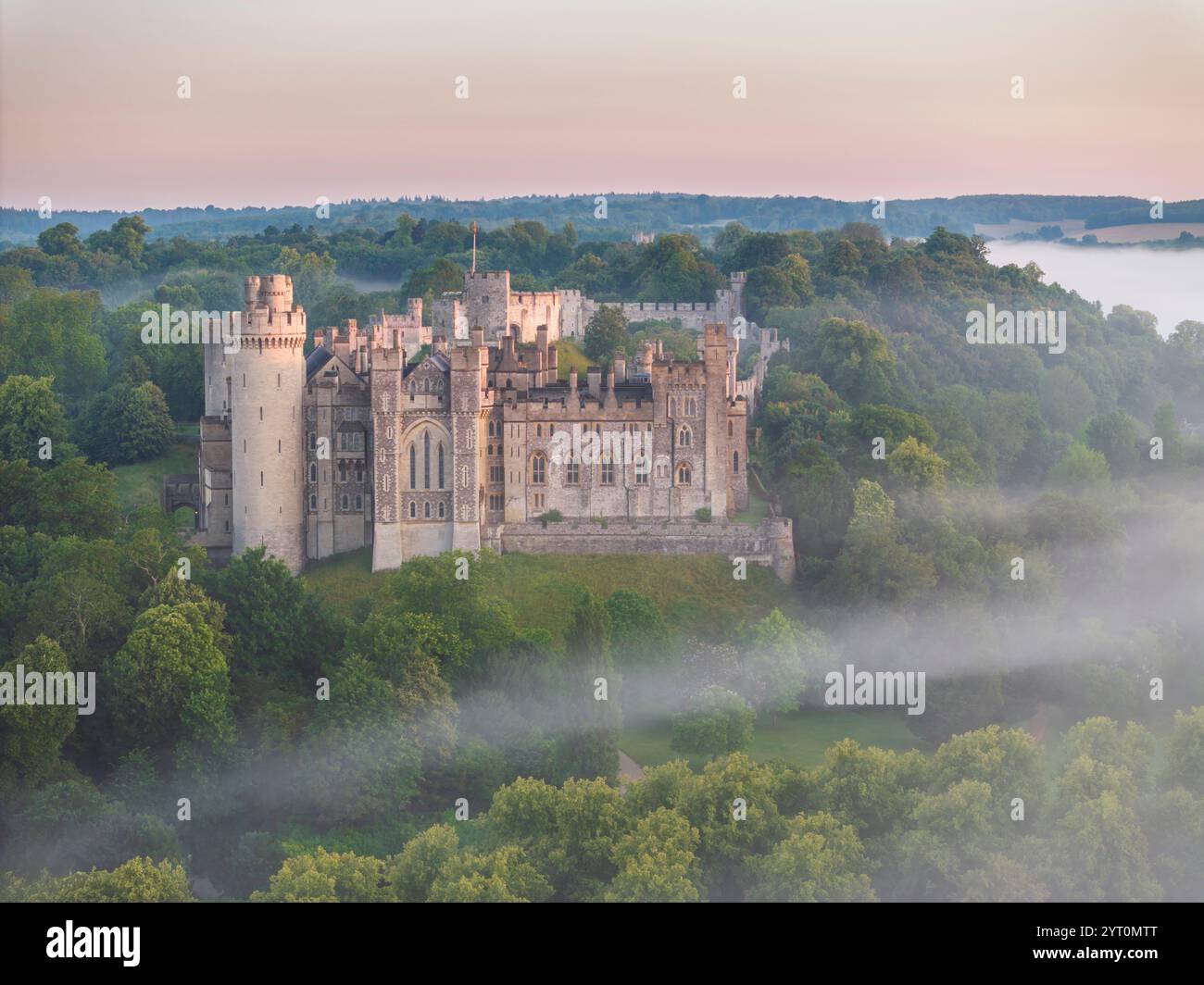 Arundel Castle an einem schönen nebeligen Morgen, West Sussex, England. Sumemr (Juli) 2024. Stockfoto