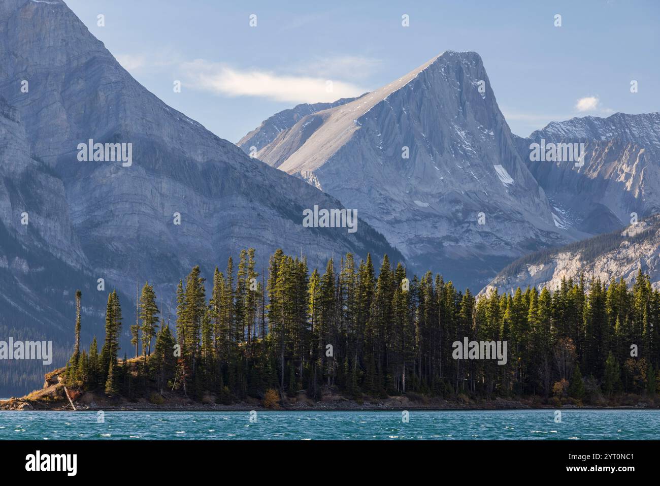 Berglandschaft am Upper Kananaskis Lake in den Kanadischen Rockies, Alberta, Kanada. Herbst (Oktober) 2024. Stockfoto