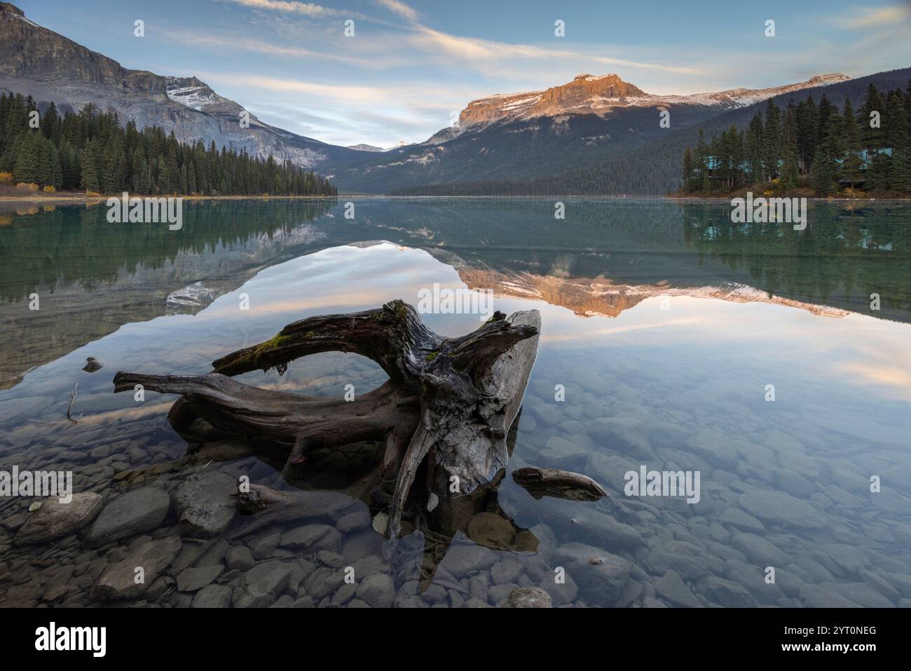 Emerald Lake in den Kanadischen Rockies, Yoho National Park, British Columbia, Kanada. Herbst (Oktober) 2024. Stockfoto