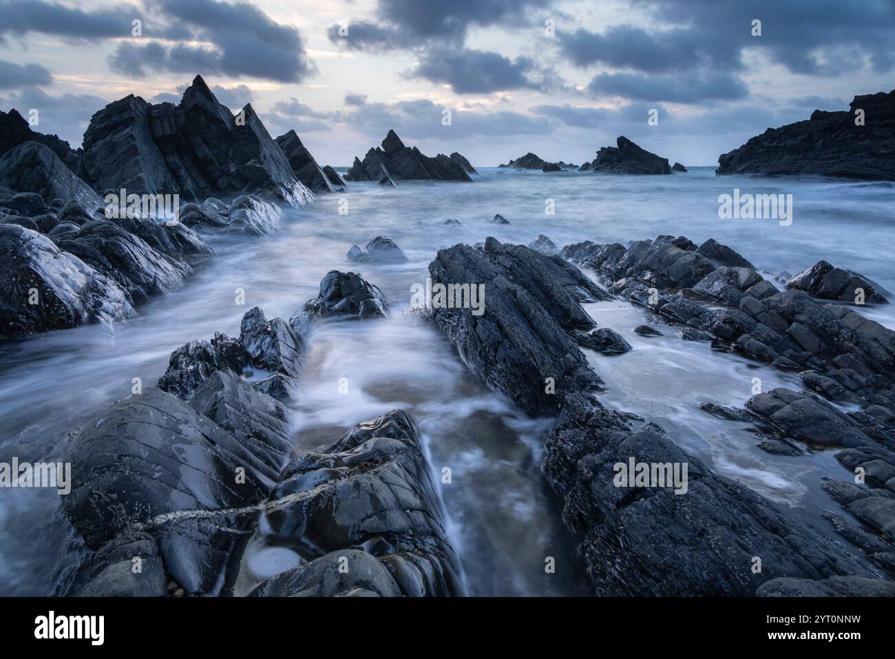 Stürmischer Abend am Hartland Quay an der Nordküste von Devon, England. Herbst (September) 2024. Stockfoto