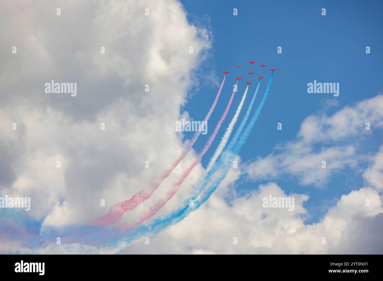 Die Roten Pfeile spielen eine Luftbildaufführung auf der Teignmouth Air Show in Devon, England. Sommer (Juli) 2024. Stockfoto