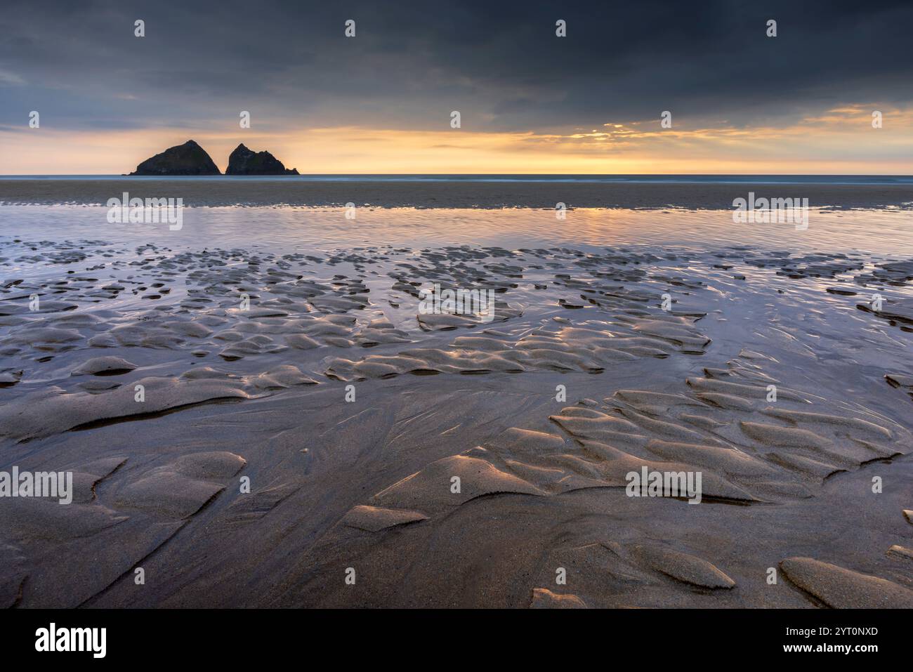 Sonnenuntergang über Holywell Bay an der Nordküste von Cornwall, England. Sommer (Juni) 2024. Stockfoto