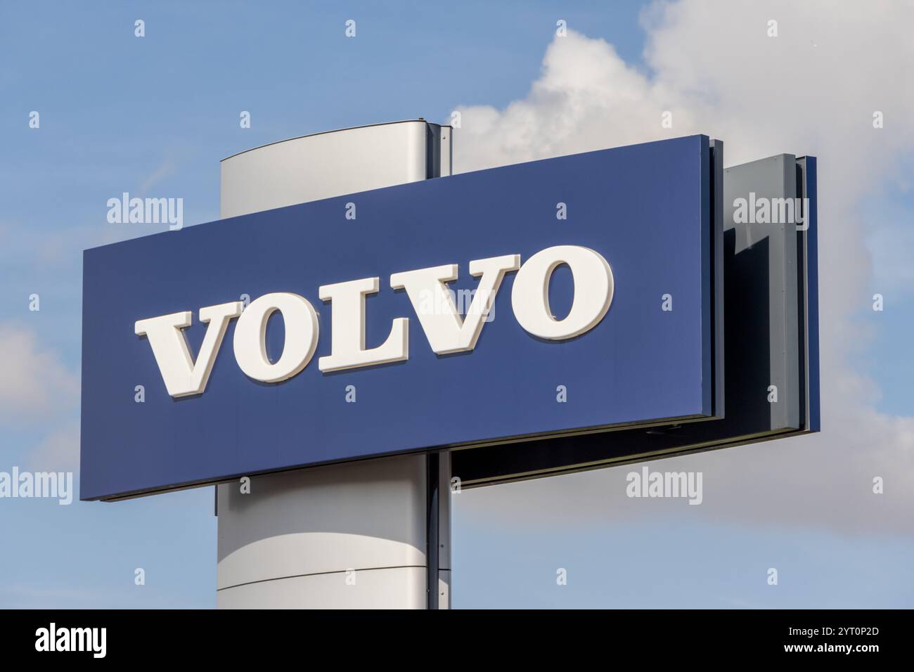 Volvo-Logo auf einem Pylon vor blauem Himmel mit einigen Wolken Stockfoto