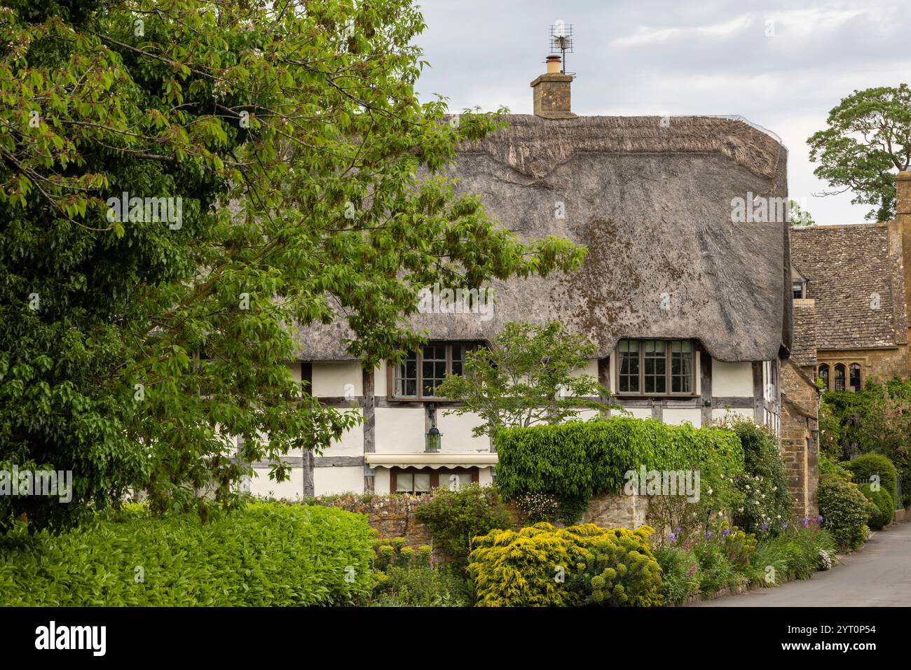 Reetgedeckte Hütte im idyllischen Cotswolds Dorf Stanton, Gloucestershire, England. Frühjahr (Mai) 2024. Stockfoto