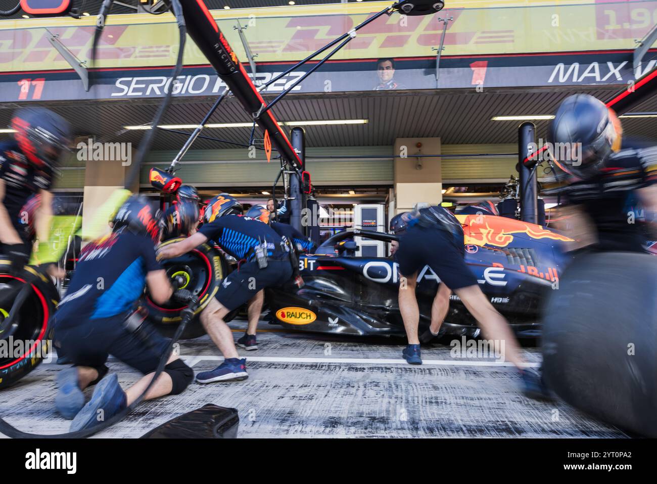 Yas Marina Circuit, Abu Dhabi, Vereinigte Arabische Emirate 5. Dezember 2024; Oracle Redbull Racing Boxenstopp-Training während des Formel-1-GP in Abu Dhabi (Foto: Jay Hirano/AFLO) Stockfoto