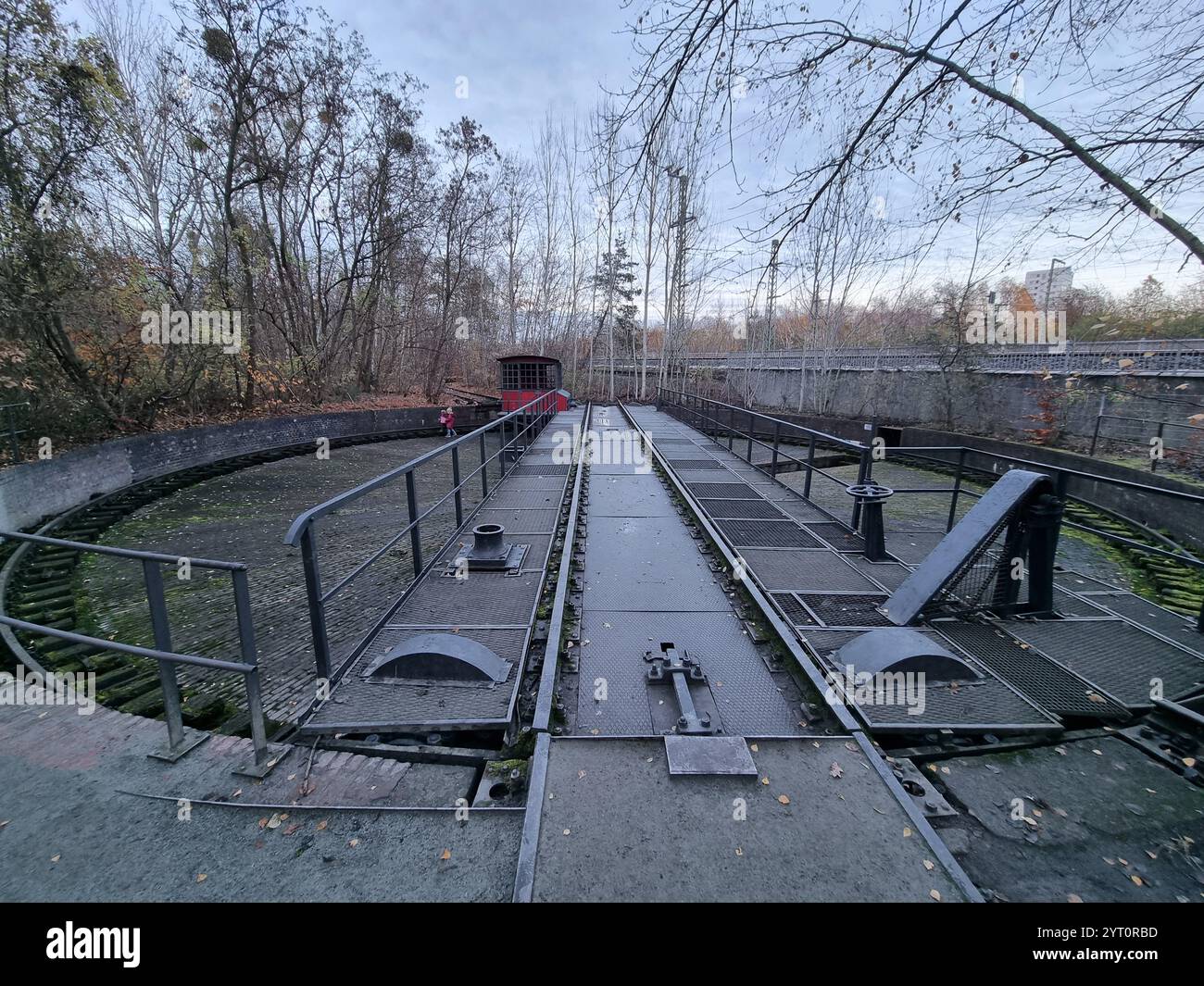 Eine der ältesten erhaltenen Lokomotivdrehscheiben Deutschlands im Naturpark Schöneberger Südgelände auf dem ehemaligen Berliner Tempelhof - Smartphone-aufgenommenes Stockfoto