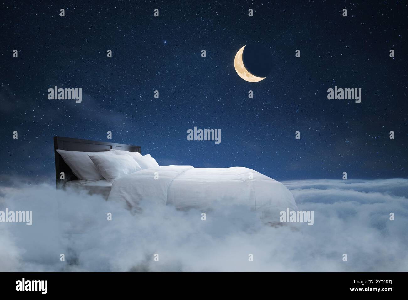 Bett mit Kissen und Decke fliegt in den Wolken mit einem nächtlichen Sternenhimmel mit dem Mond, kreative Idee. Süßer Traum, Konzept. Nachtruhe Stockfoto