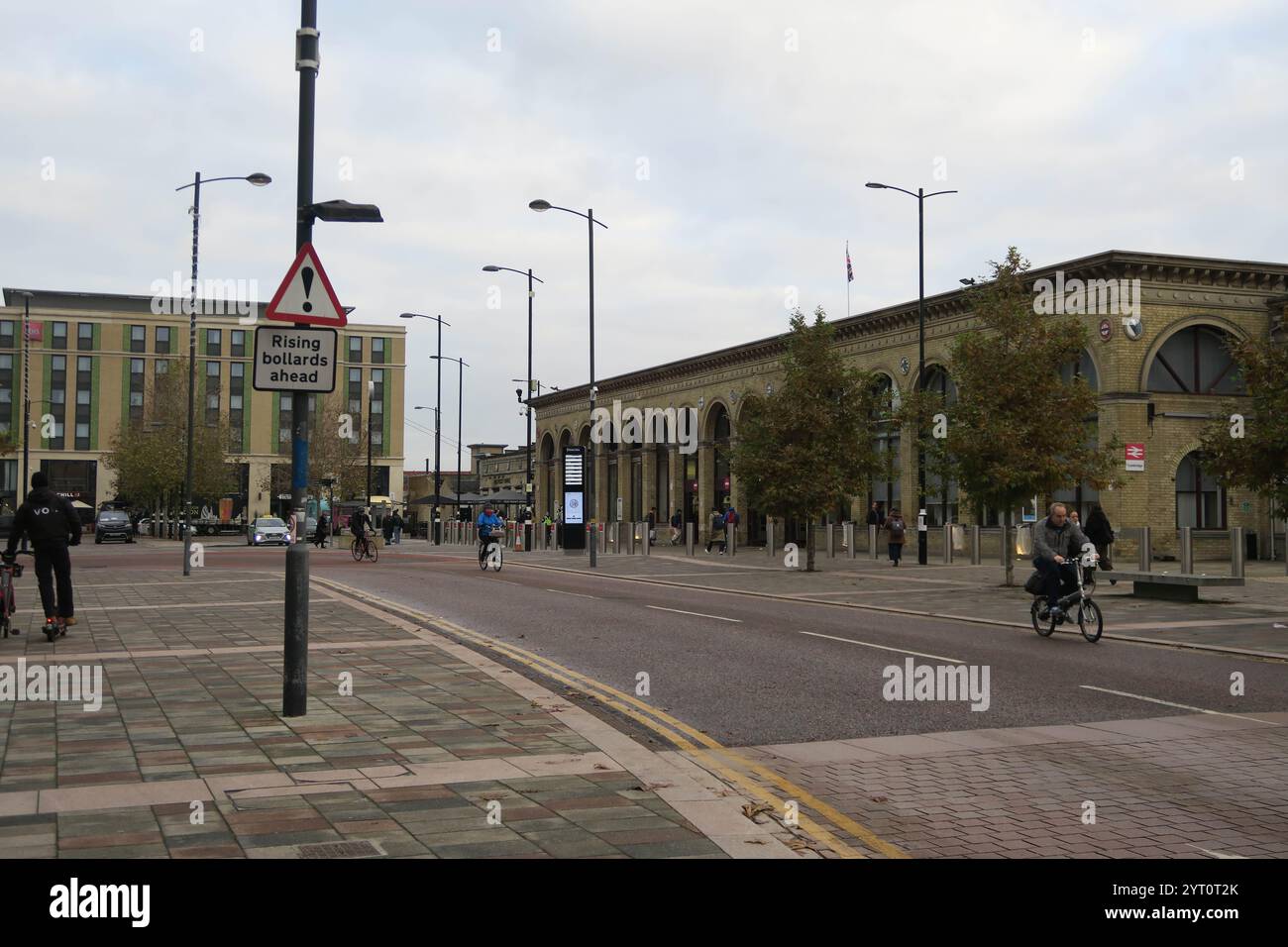 Pendler am frühen Morgen vor dem Bahnhof Cambridge mit gemischten Verkehrsmitteln Stockfoto