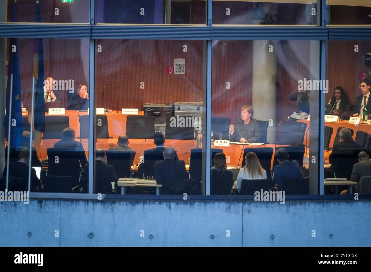 Berlin, Deutschland. Dezember 2024. Angela Merkel (CDU), ehemalige Bundeskanzlerin, nimmt als Zeugin an der öffentlichen Sitzung des Untersuchungsausschusses des Bundestages zu Afghanistan Teil. Quelle: Kay Nietfeld/dpa/Alamy Live News Stockfoto