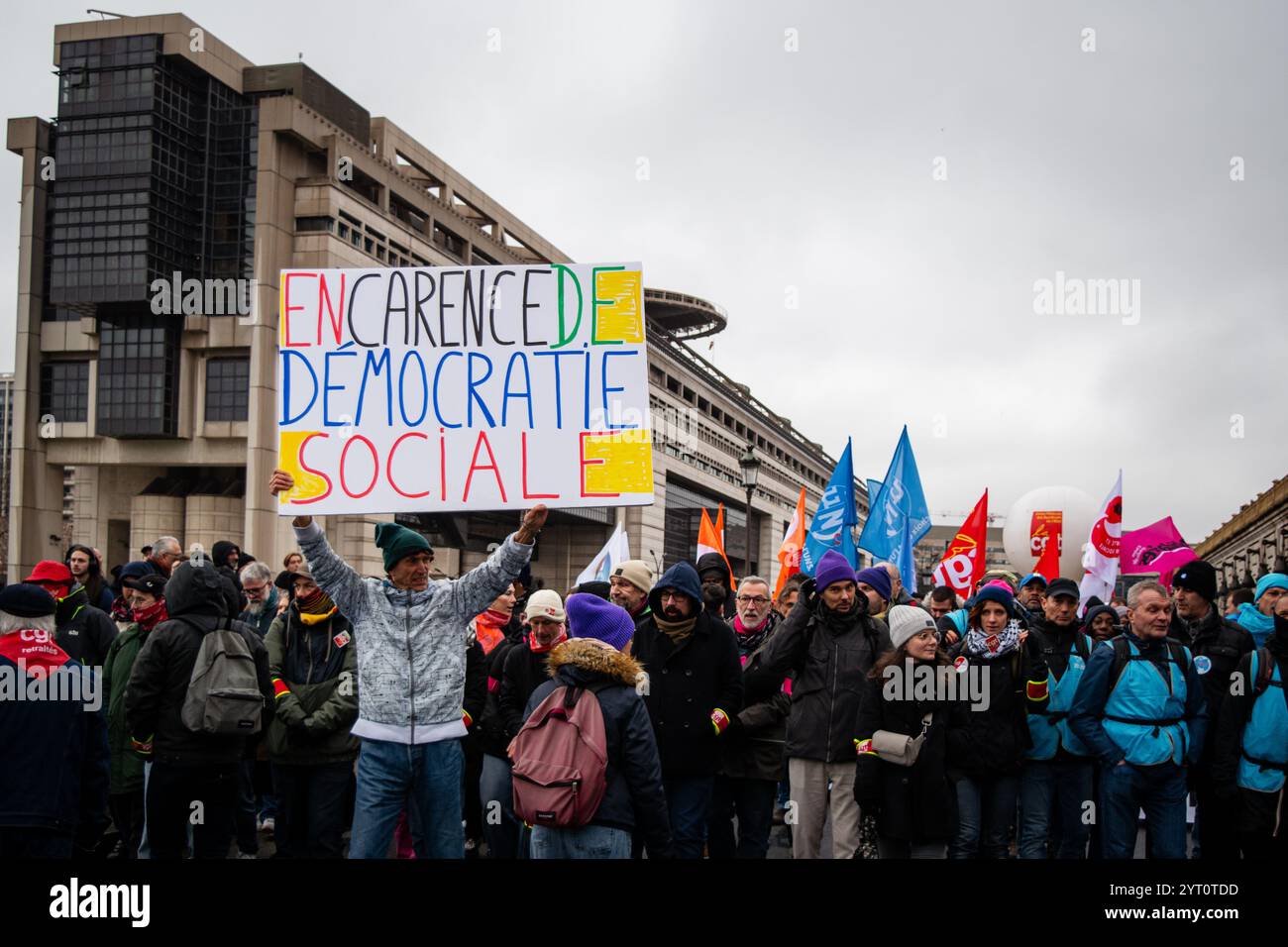 Paris, Frankreich, 05. Dezember 2024. Demonstration der Mitarbeiter des öffentlichen Dienstes mit dem französischen Wirtschafts- und Finanzministerium vor Hintergrund - Jacques Julien/Alamy Live News Stockfoto