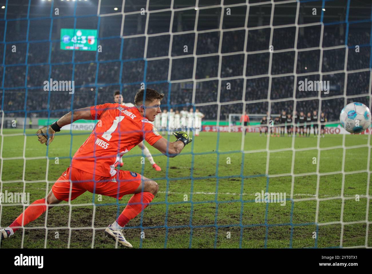 Max Weiss (Karlsruher SC, Torwart #01) kann den Elfmeter von Elvis Rexhbecaj (FC Augsburg, #08) nicht halten, Karlsruher SC vs. FC Augsburg, Fussball, DFB-Pokal, Achtelfinale, 2024/2025, 04.12.2024, DFL-VORSCHRIFTEN VERBIETEN JEDE VERWENDUNG VON FOTOGRAFIEN ALS BILDSEQUENZEN UND/ODER QUASI-VIDEO, Foto: Eibner-Pressefoto/Jan Prihoda Stockfoto