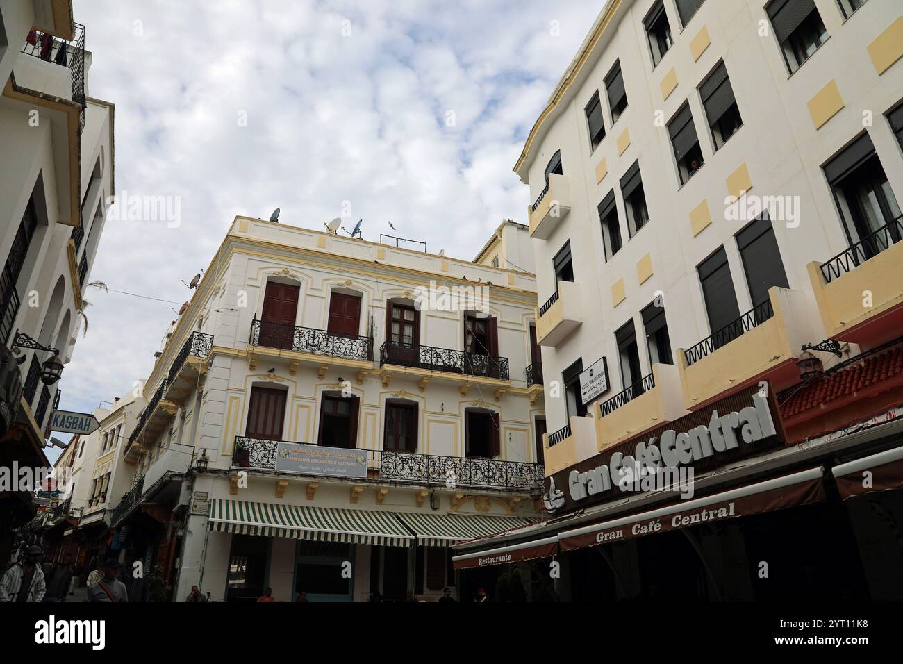 Das berühmte Gran Cafe Central im Petit Socco in der alten Stadtmauer von Tanger Stockfoto