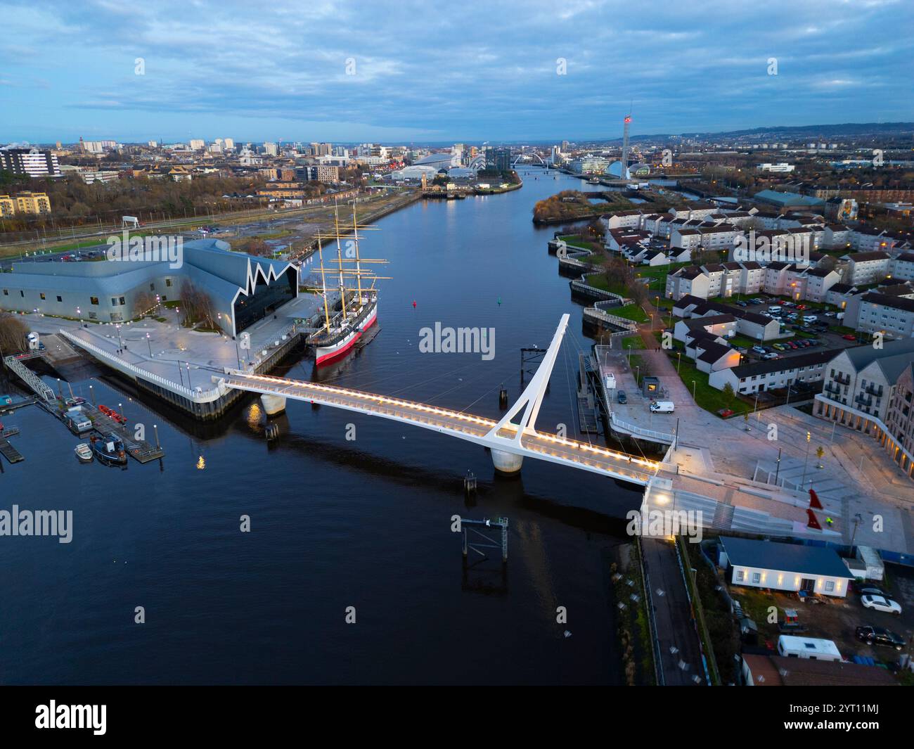 Luftaufnahme der neuen Govan - Partick Bridge über den Fluss Clyde in Govan Glasgow. Die Steg-Brücke mit Kabelstreben ist so konstruiert, dass sie sich öffnen lässt Stockfoto