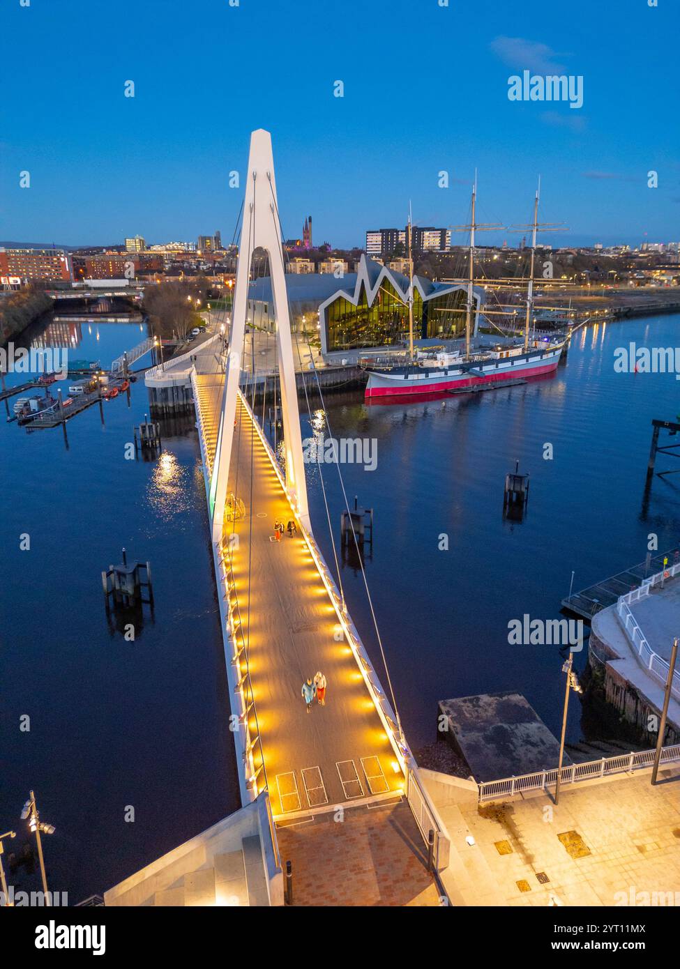 Luftaufnahme der neuen Govan - Partick Bridge über den Fluss Clyde in Govan Glasgow. Die Steg-Brücke mit Kabelstreben ist so konstruiert, dass sie sich öffnen lässt Stockfoto