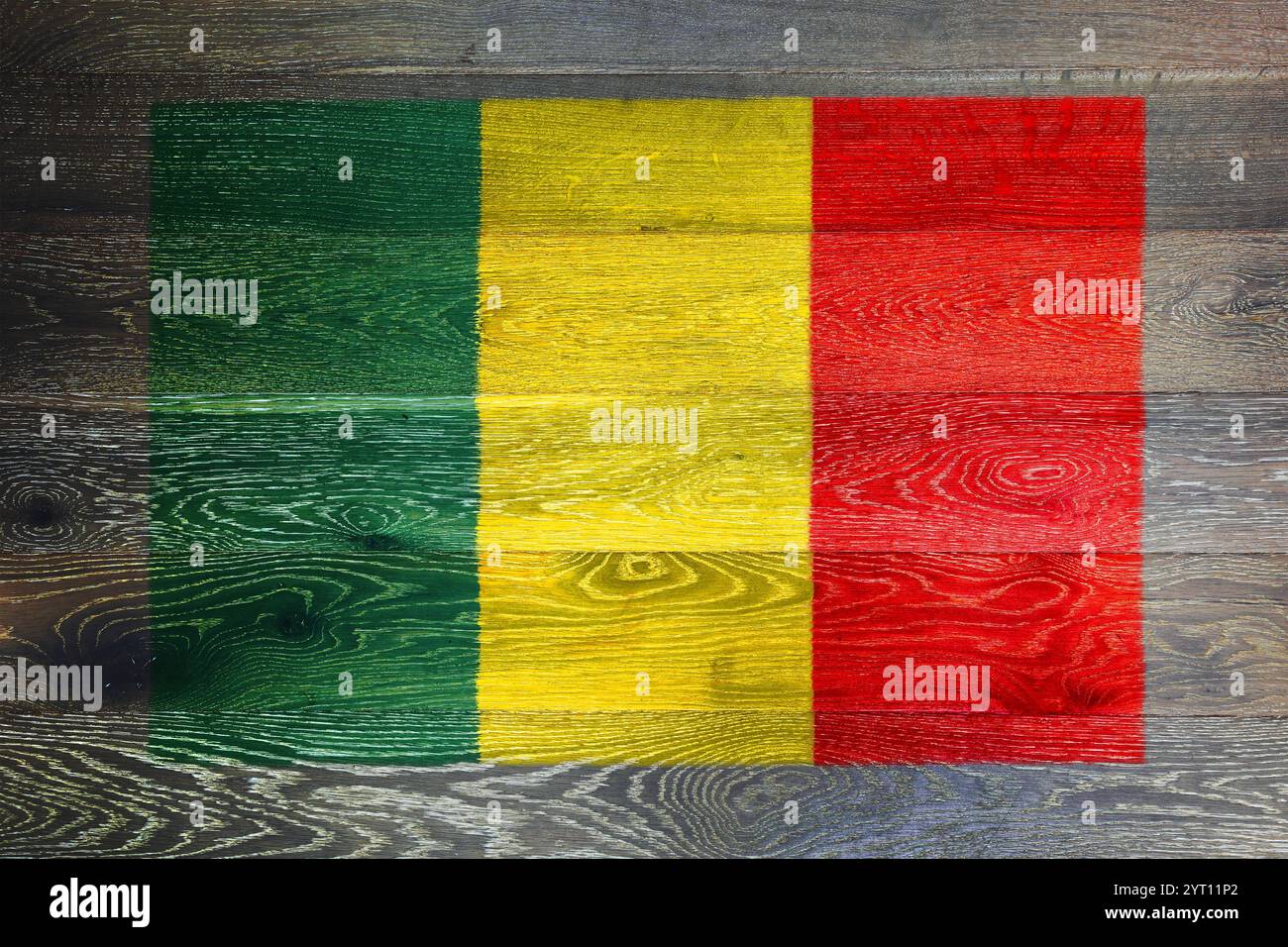 Mali-Flagge auf rustikalem alten Holzhintergrund Stockfoto