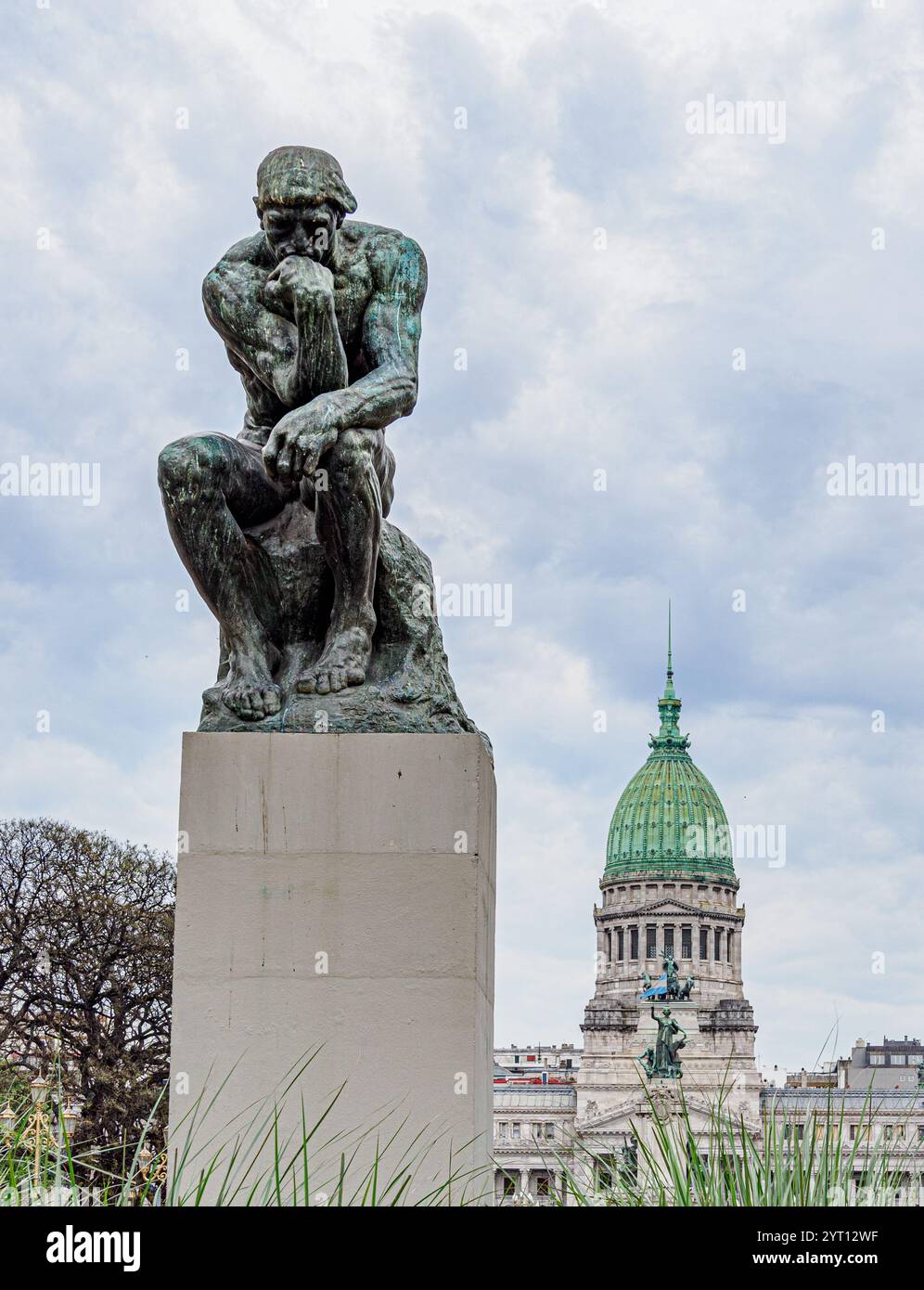 Kopie von Rodins Bronzeskulptur der Thinker im Palza de Congresso, bevor der Kongress den Sitz der Regierung in Buenos Aires Argentinien errichtete Stockfoto