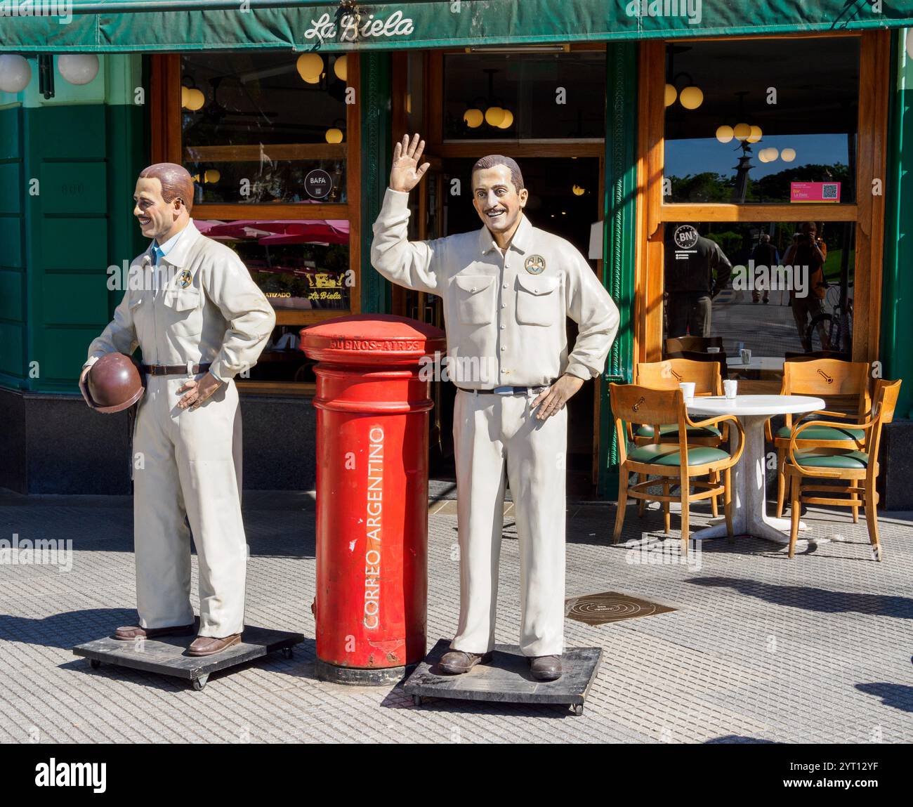 Lebensgroße Figuren von 60er-Rennfahrern Oscar Galvez und Juan Galvez in einem britischen Design-Postfach vor dem Café La Biela in Recoleta Buenos Aires Stockfoto