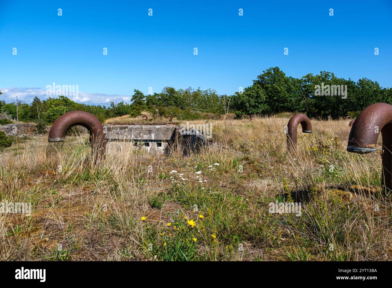 Lüftungsrohre auf Tjurkö Skans, einem historischen verlassenen Bunker und verlorenen Ort auf der Insel Tjurkö bei Karlskrona, Blekinge län, Schweden. Stockfoto