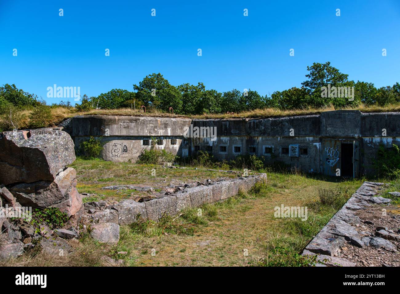 Tjurkö Skans, ein historischer verlassener Bunkerkomplex und verlorener Ort auf der Insel Tjurkö bei Karlskrona, Blekinge län, Schweden. Stockfoto