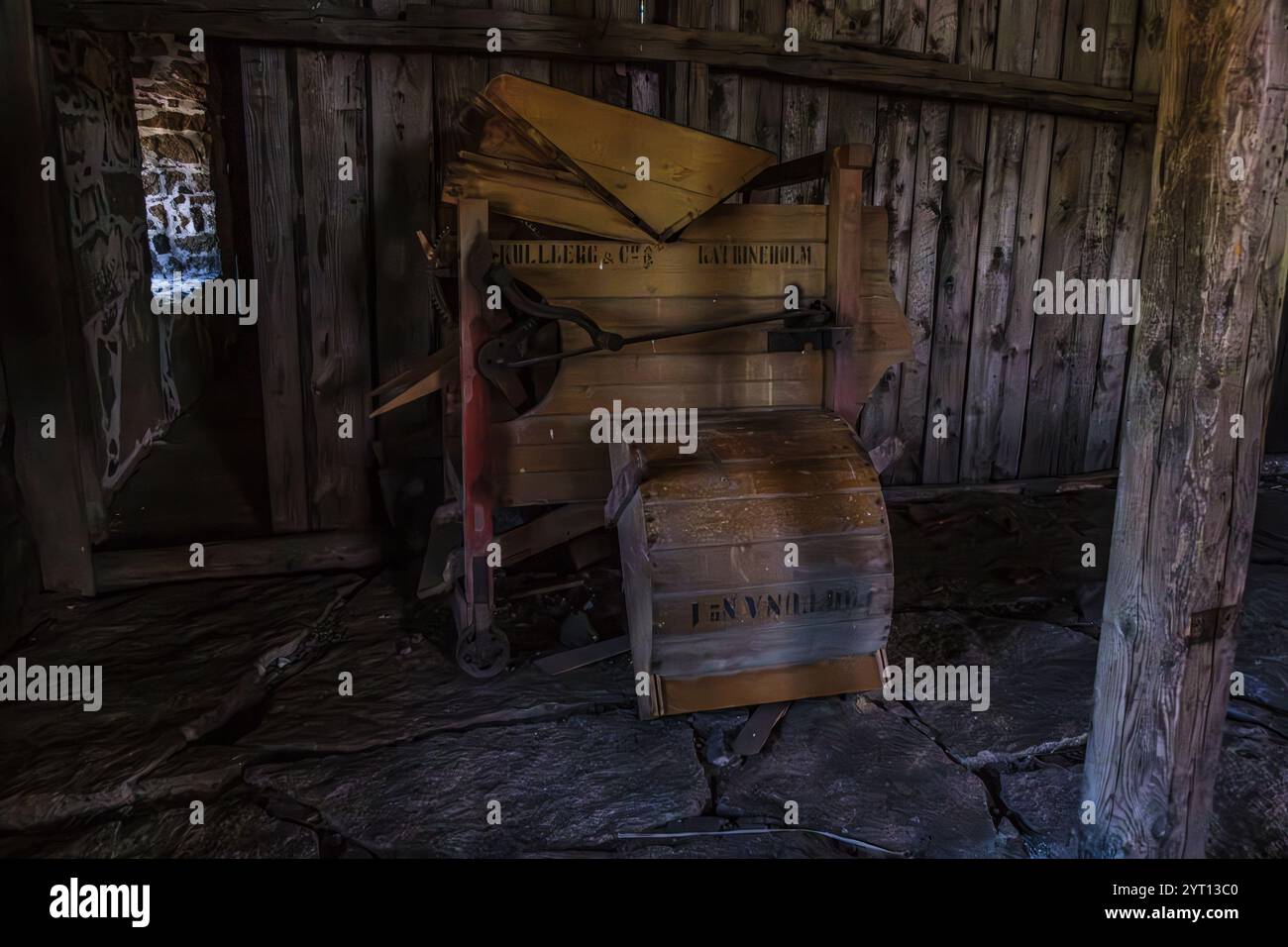 Historische Werkobjekte in einer Arbeitsbaracke in Tjurkö Stenhuggeri, einem ehemaligen Steinbruch auf der Insel Tjurkö bei Karlskrona, Blekinge län, Schweden. Stockfoto